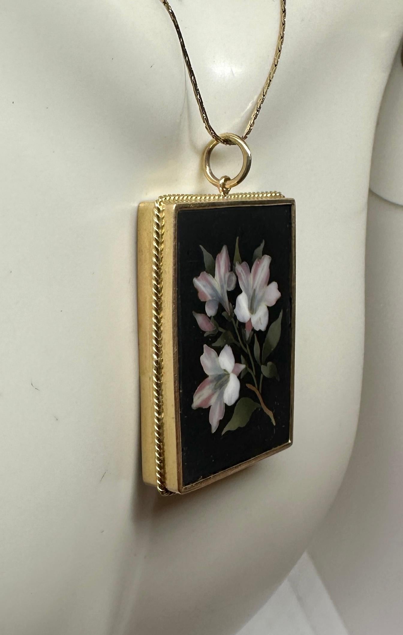 Collana con ciondolo a forma di fiore di giglio in pietra dura in oro 14 carati Lily Antiques in vendita 2