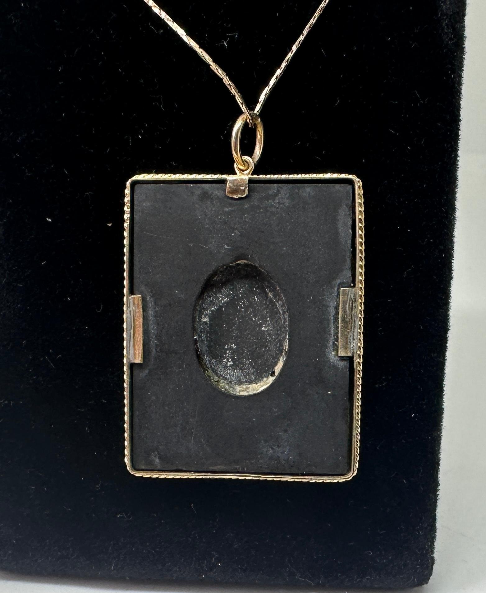 Collana con ciondolo a forma di fiore di giglio in pietra dura in oro 14 carati Lily Antiques in vendita 3