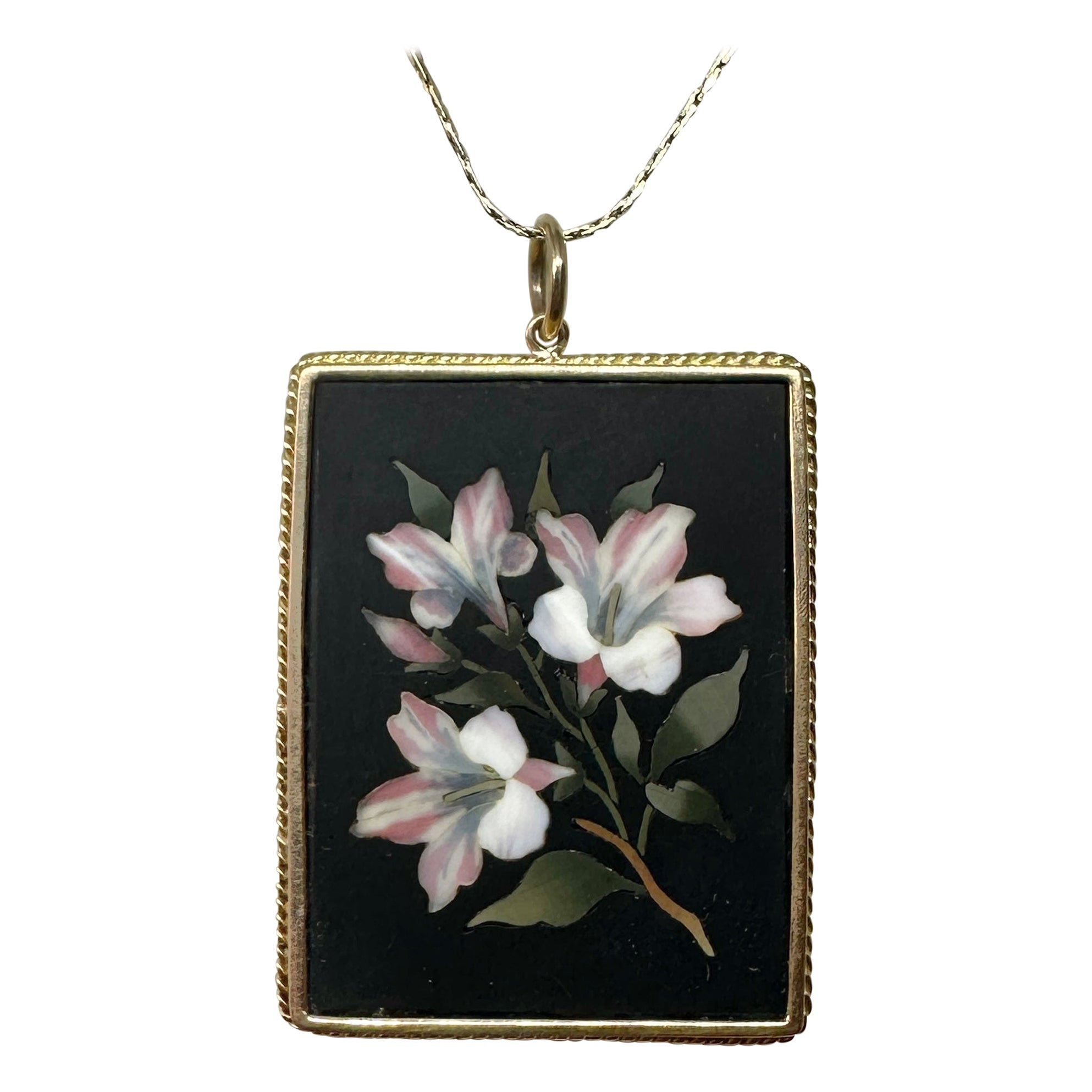 Collana con ciondolo a forma di fiore di giglio in pietra dura in oro 14 carati Lily Antiques