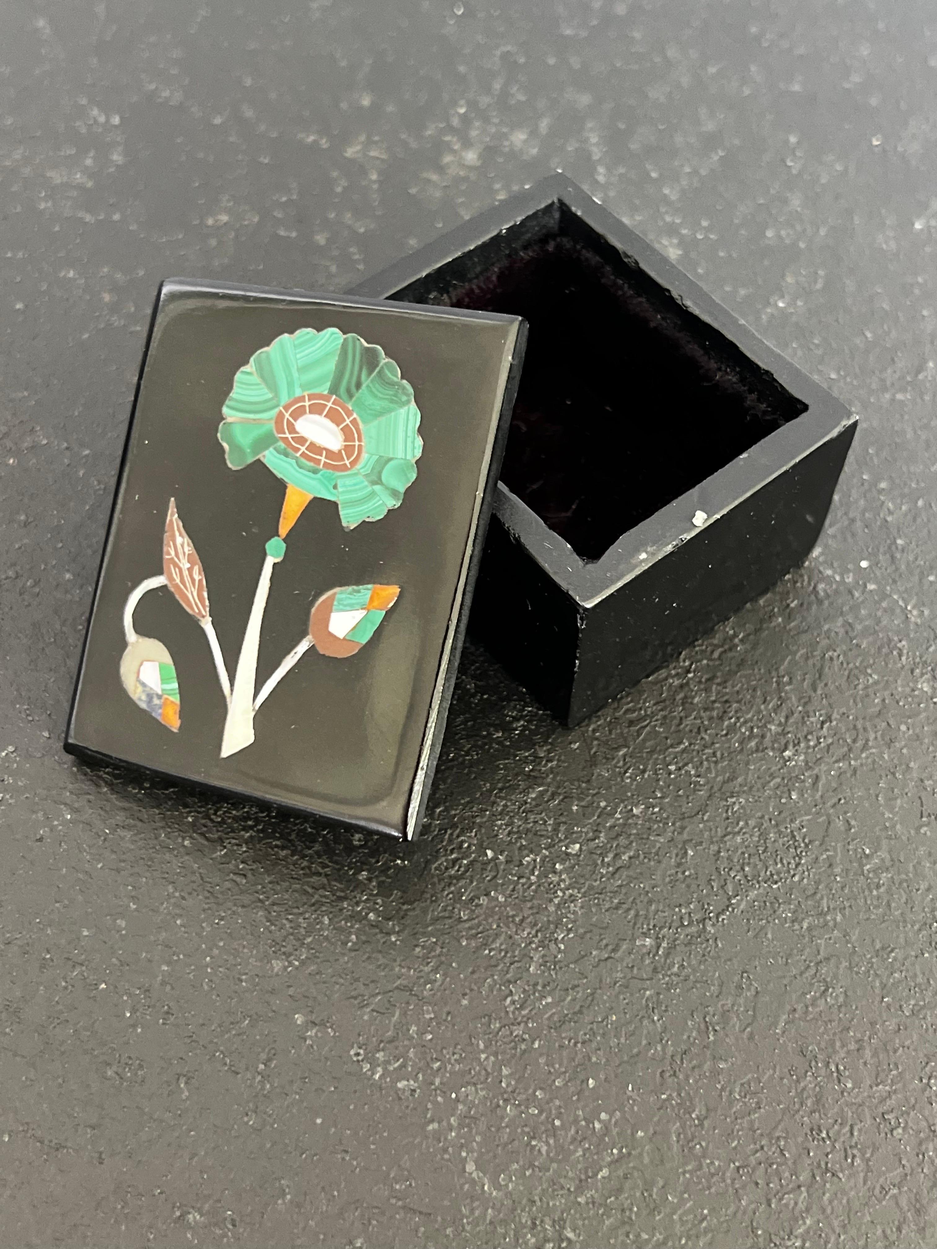 Anglo-Indian Pietra Dura Flower Motif Inlaid Marble Box Rajasthan India, Malachite