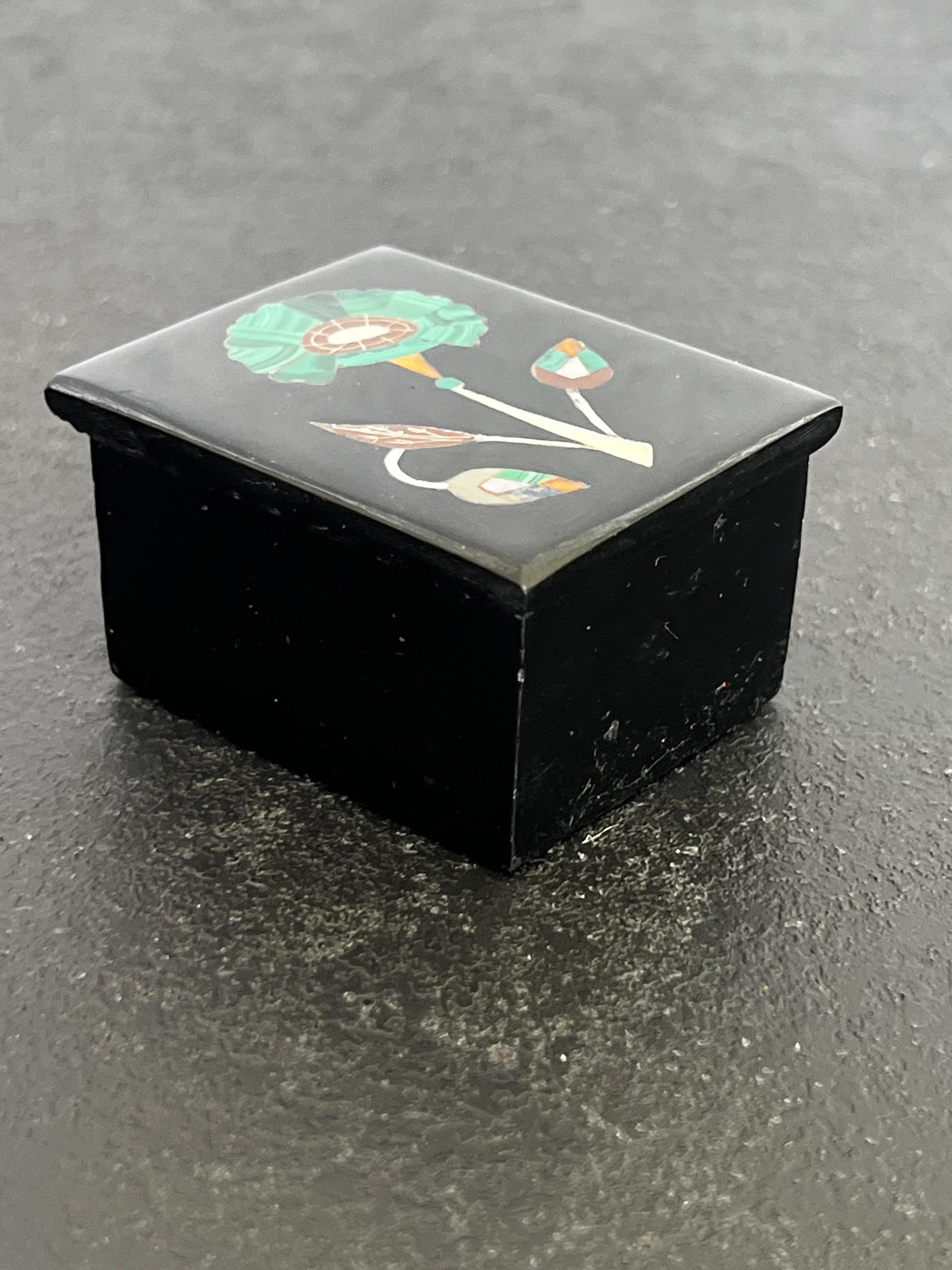 Pietra Dura Flower Motif Inlaid Marble Box Rajasthan India, Malachite In Good Condition In Fort Washington, MD