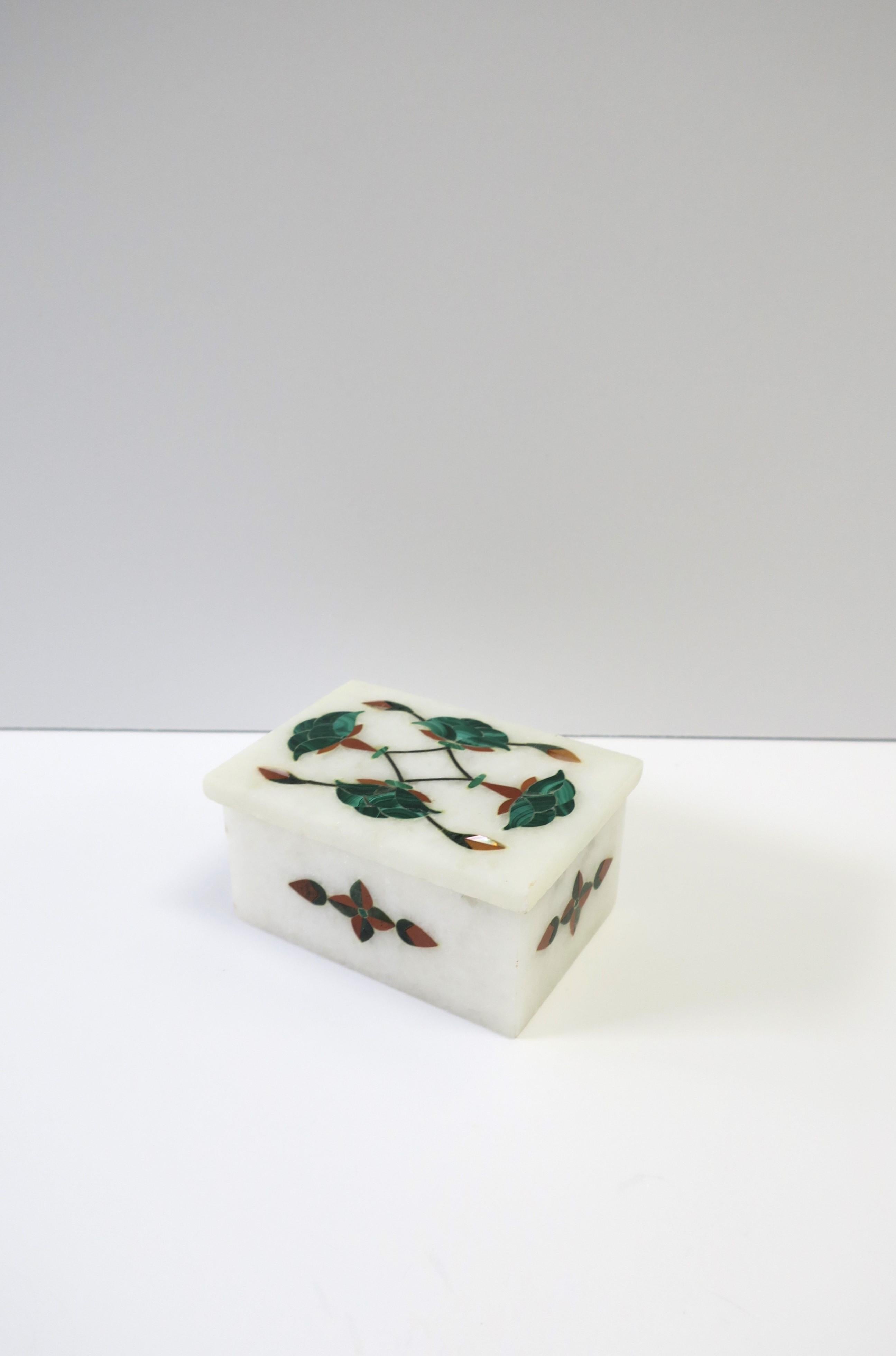 Pietra Dura Green Malachite and White Granit Marble Box In Good Condition In New York, NY