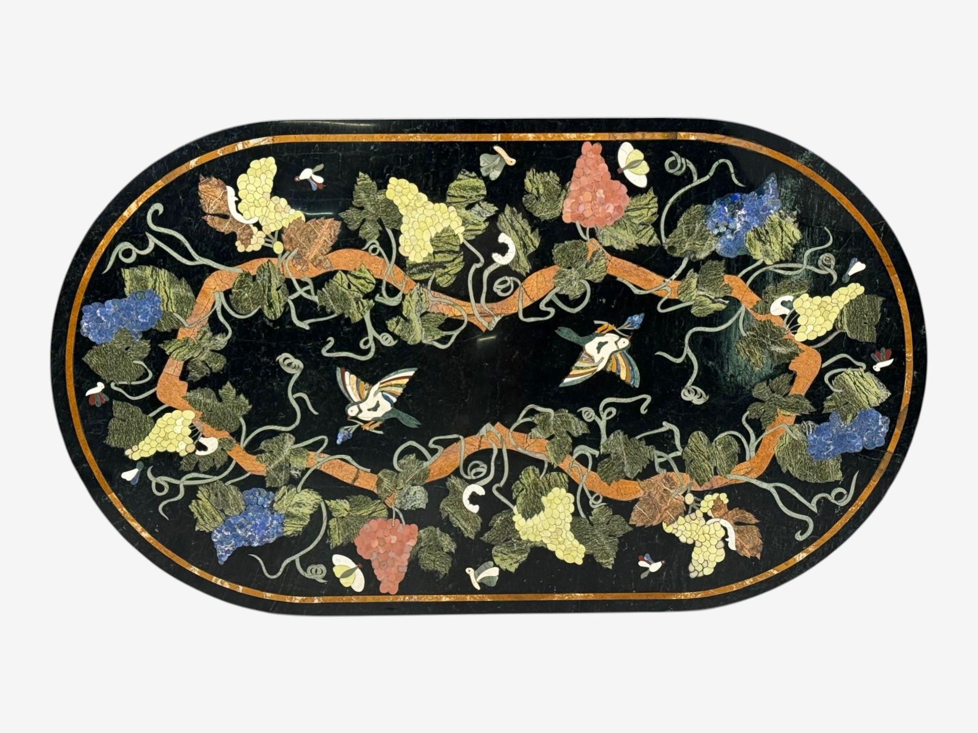 Pietra Dura, marbre incrusté, centre italien ou plateau de table de salle à manger, Italie, années 1920

Magnifique plateau de table italien en marbre Pitra Dura et pierres précieuses, présentant des incrustations d'oiseaux, de flore et de faune, de