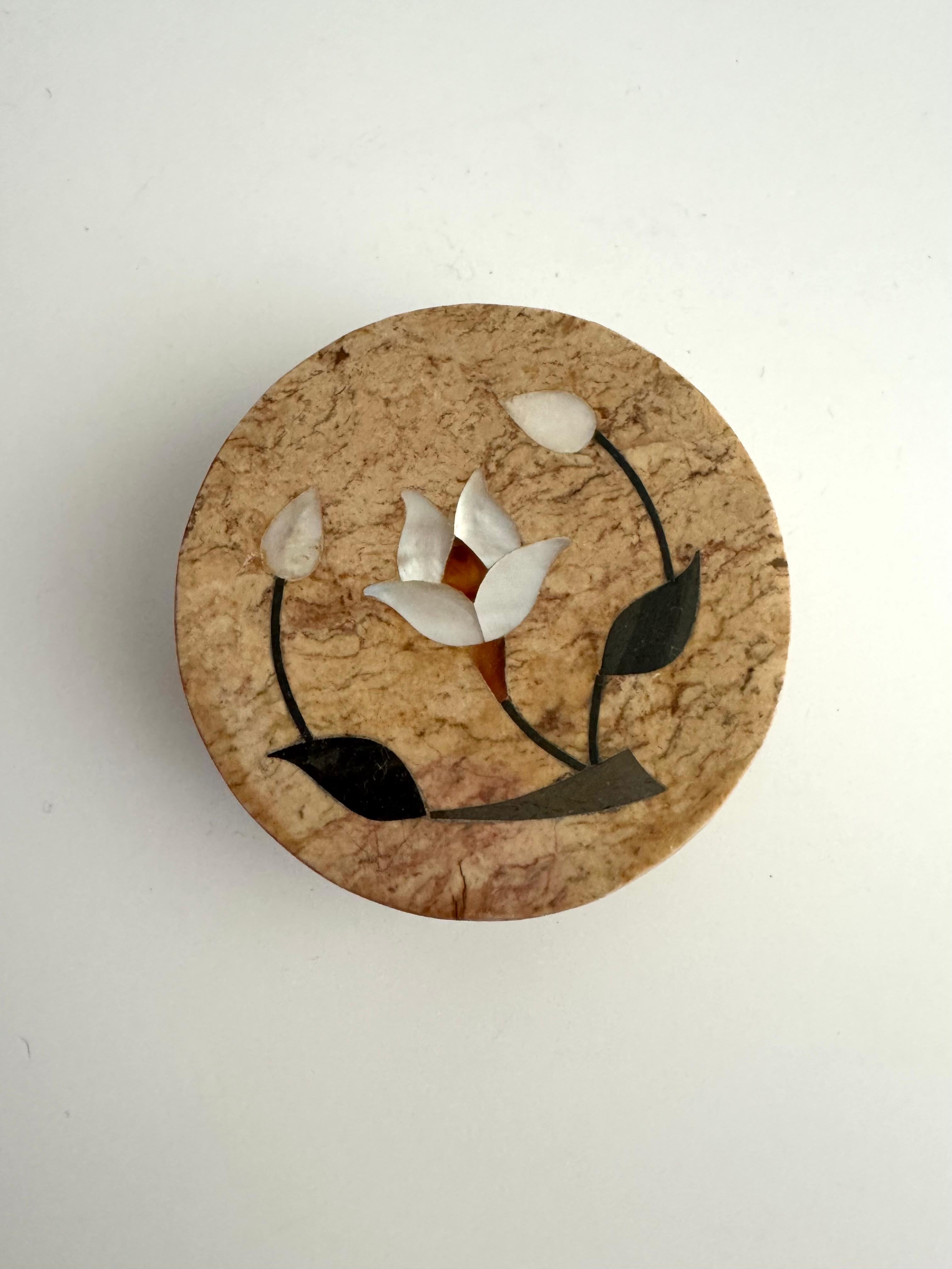 Anglo-Indian Pietra Dura Marble Inlay Round Trinket Box With Floral Motif, Made in India For Sale