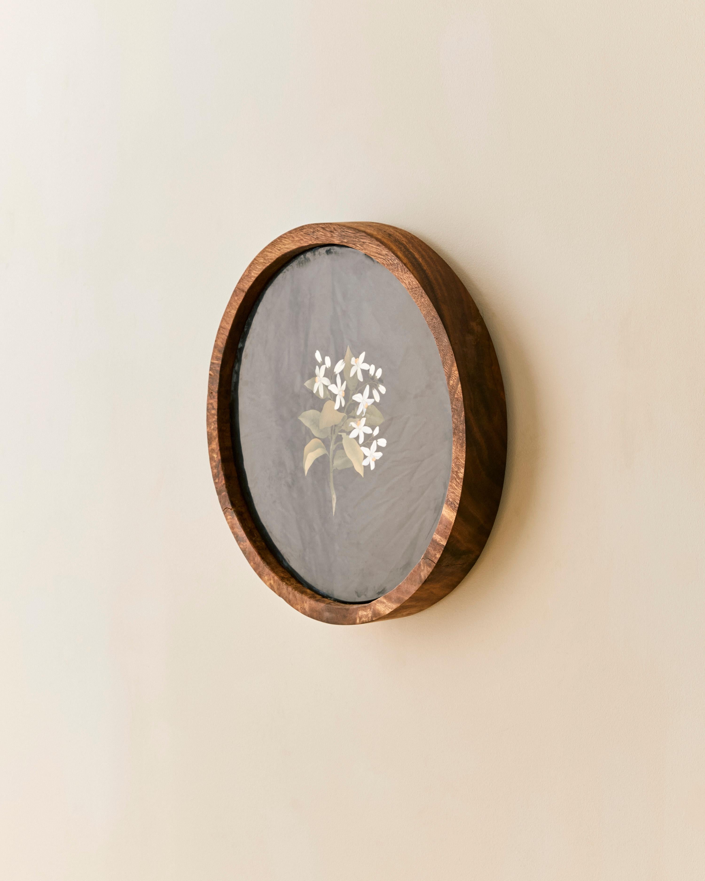 Plateau de table en marbre Pietra dura réimaginé en tenture murale avec un cadre en bois de kumbuk personnalisé. 

La profondeur mesurée de la pièce est de 2,5