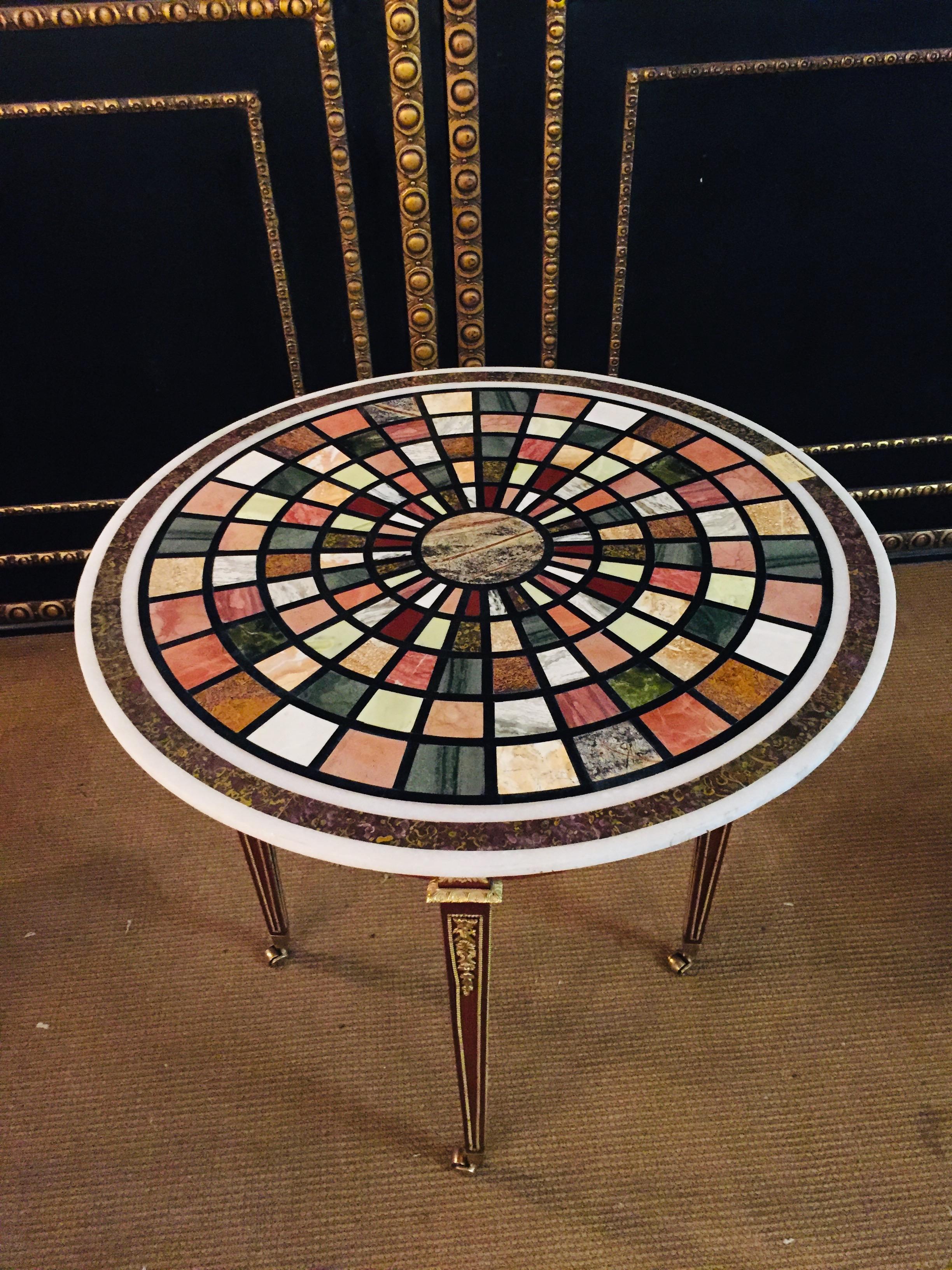 Colored inlaid mosaic pattern in facet shape with a tapered look towards the center. Here the production is built according to traditional methods. The entire plate is handmade. Only Italian and Indian artists master this technique worldwide. The