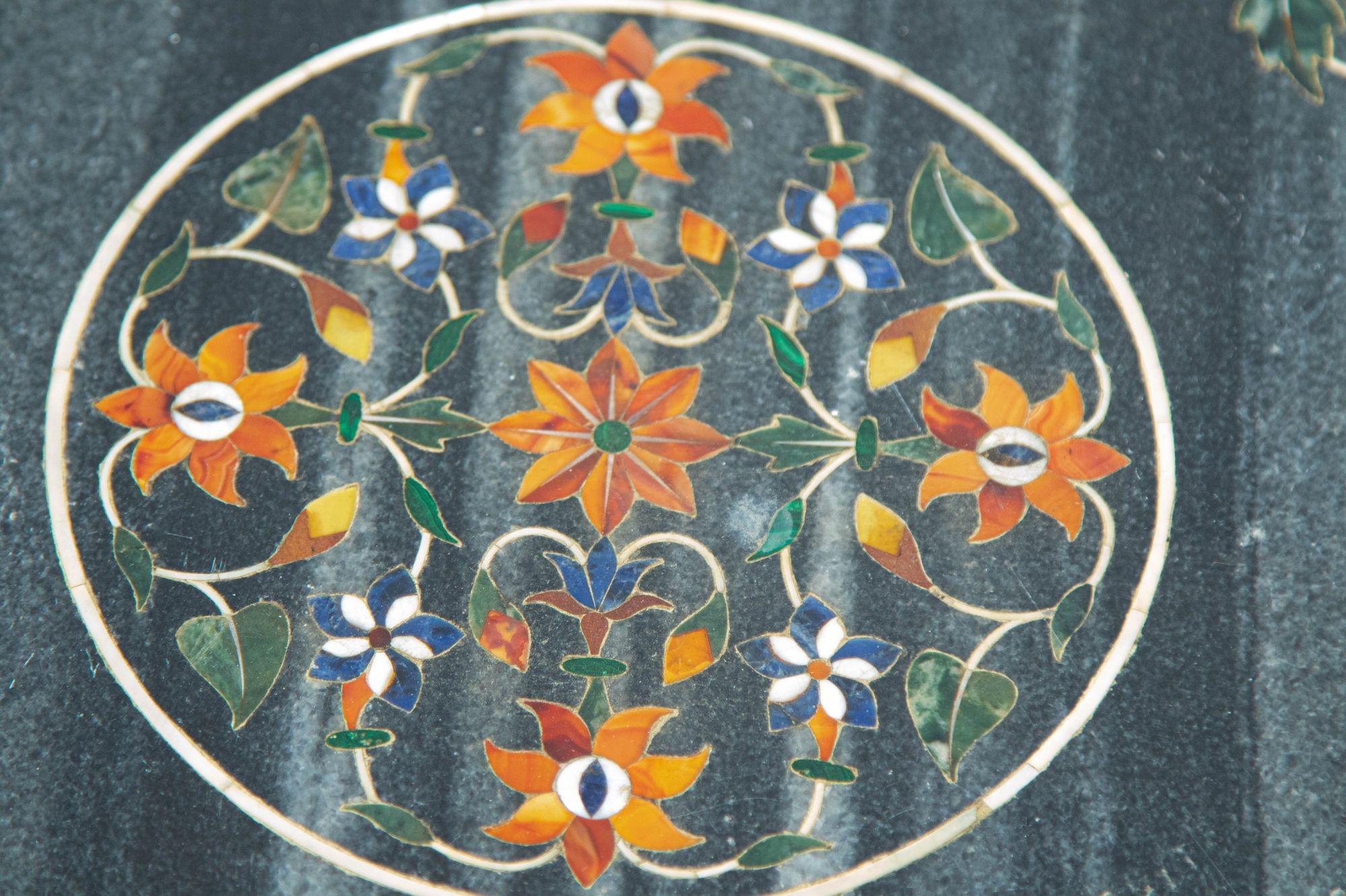 Anglo Raj Table d'appoint avec plateau octogonal en mosaïque et marqueterie en marbre Pietra Dura, Agra, Inde en vente
