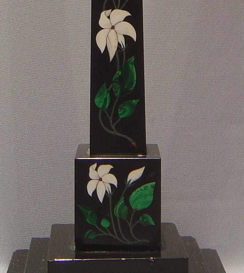 Coppia di obelischi in pietra dura del Derbyshire. Nel marmo nero del Derbyshire sono state intarsiate pietre campione a forma di fiori e foglie. Posizionato su una base a gradini in marmo nero. Probabilmente Matlock intorno al 1840