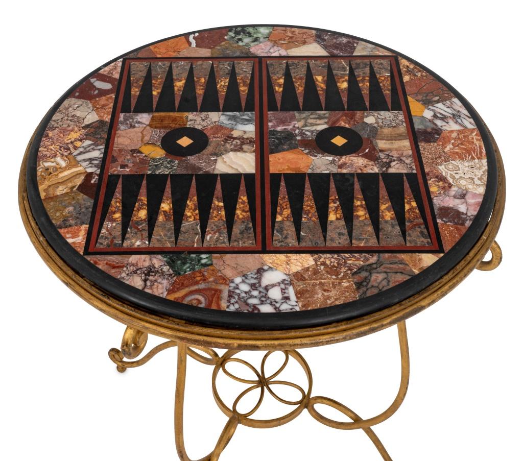 Table de jeux en marbre Pietra Dura de style Grand Tour Revival, base en métal doré à volutes. 28