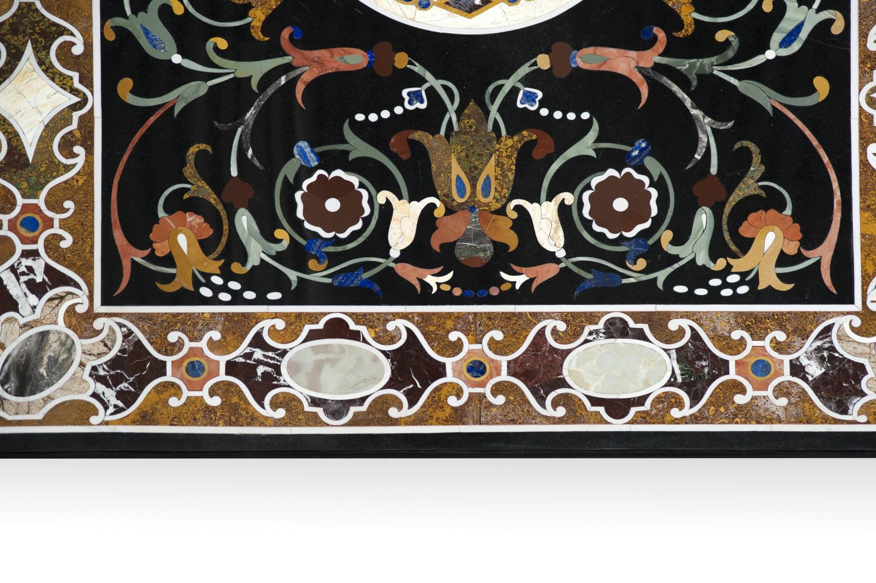 Rechteckige Tischplatte mit Murmeln und harten Steinen. Inspiriert von italienischen Vorbildern aus dem XVI-XVII Jahrhundert. Die Maserung eines bestimmten Steins wurde hervorgehoben, indem er in der Mitte platziert und von einer Kette mit runden