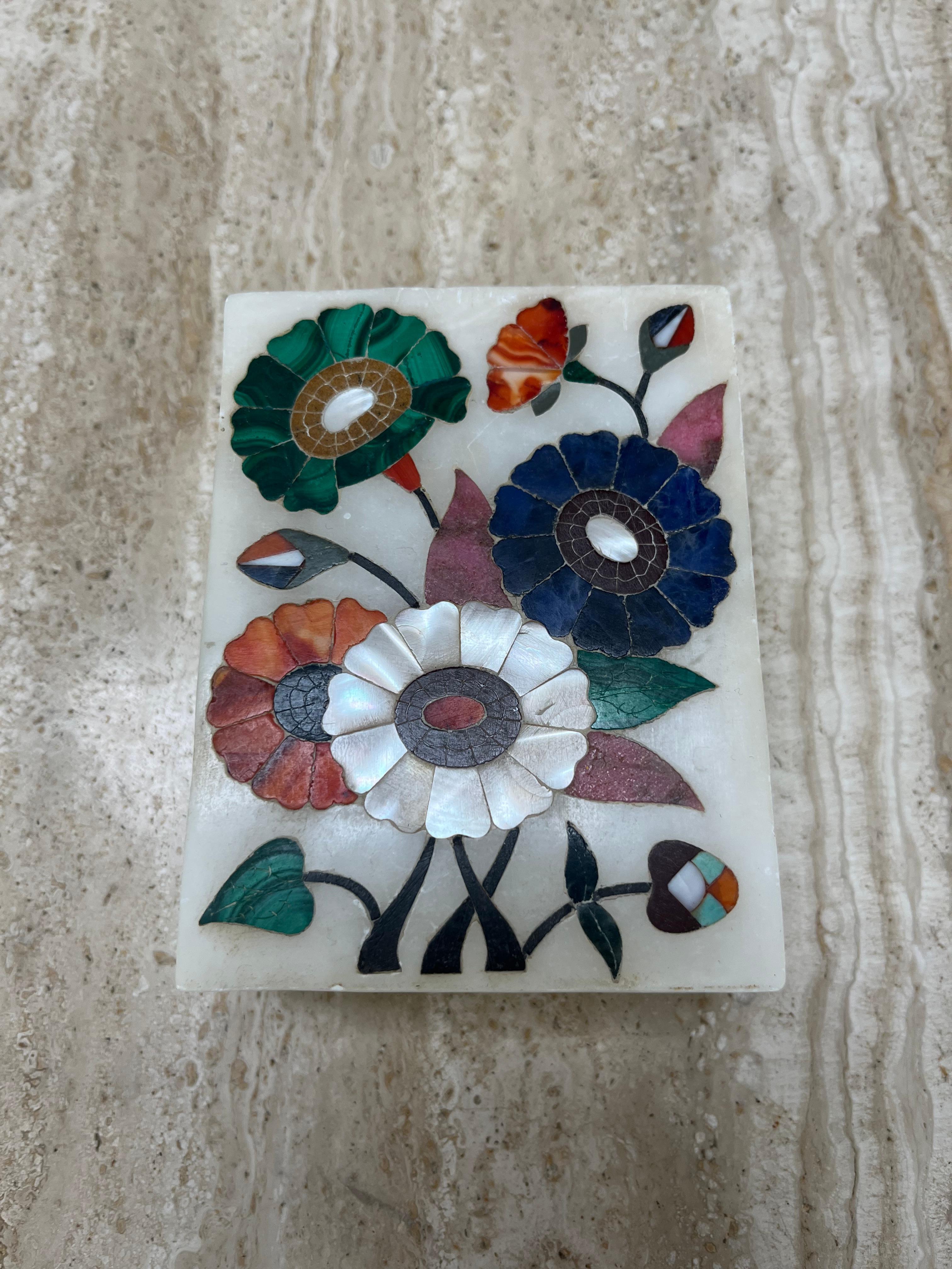 Magnifique boîte à bijoux en marbre blanc avec incrustation florale, réalisée avec différentes pierres semi-précieuses telles que la malachite, le lapis-lazuli et la cornaline. Il a été fabriqué en Inde dans les années 1960. 
