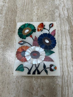Scatola di marmo bianco in Pietra Dura con intarsio di pietre floreali: Malachite, Lapislazzuli