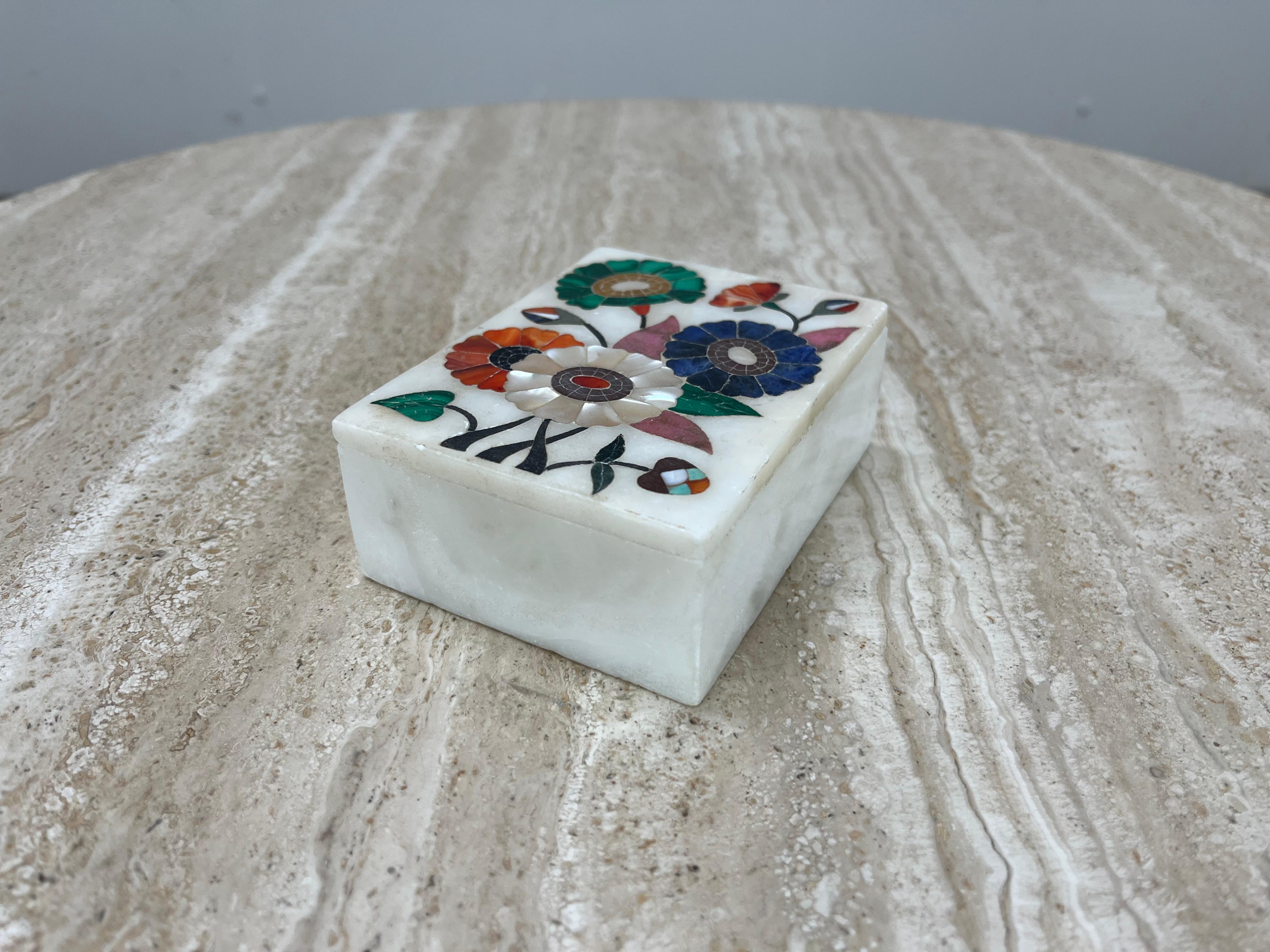 Anglo Raj Boîte Pietra Dura en marbre blanc avec incrustation de pierres fleuries : malachite, lapis-lazuli en vente