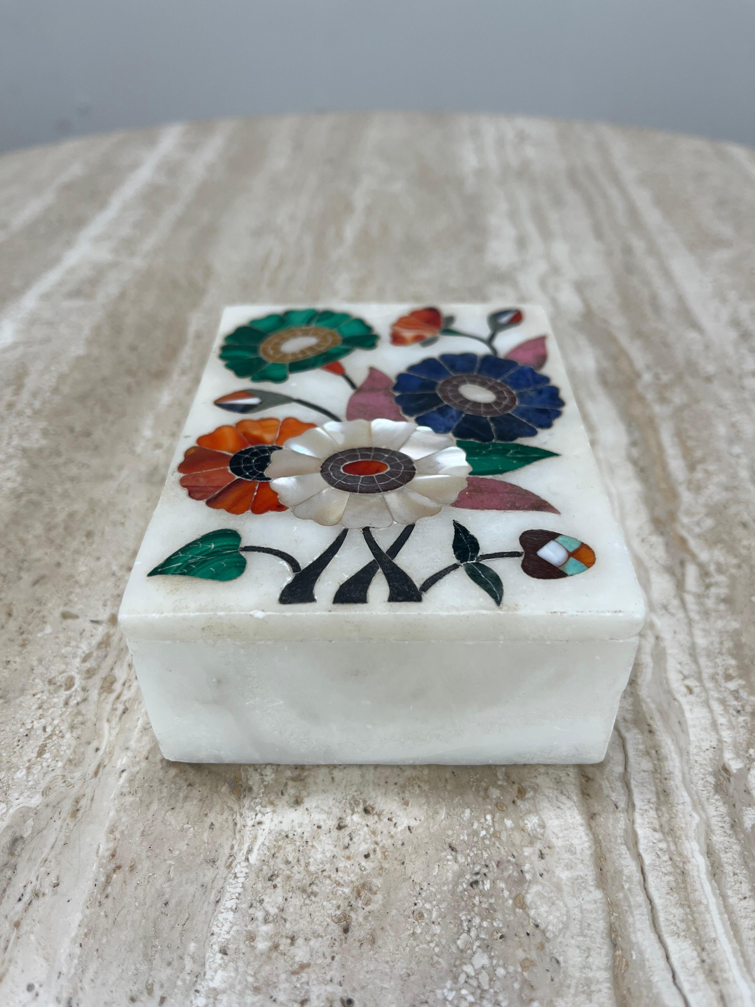 Indien Boîte Pietra Dura en marbre blanc avec incrustation de pierres fleuries : malachite, lapis-lazuli en vente