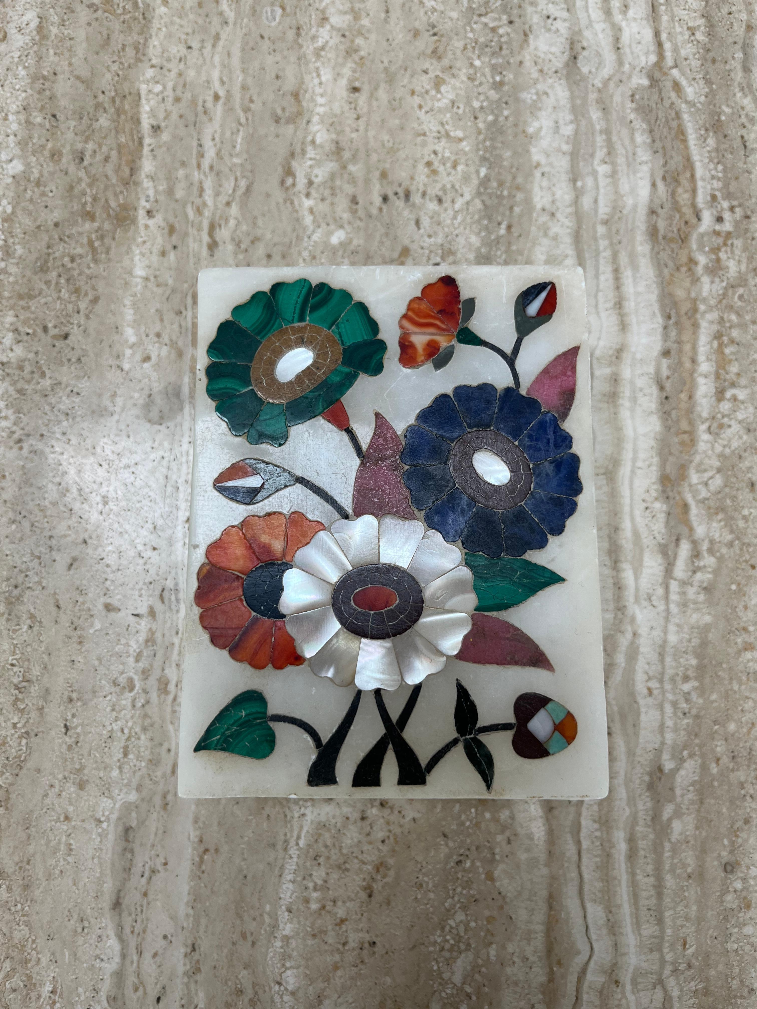 Incrusté Boîte Pietra Dura en marbre blanc avec incrustation de pierres fleuries : malachite, lapis-lazuli en vente