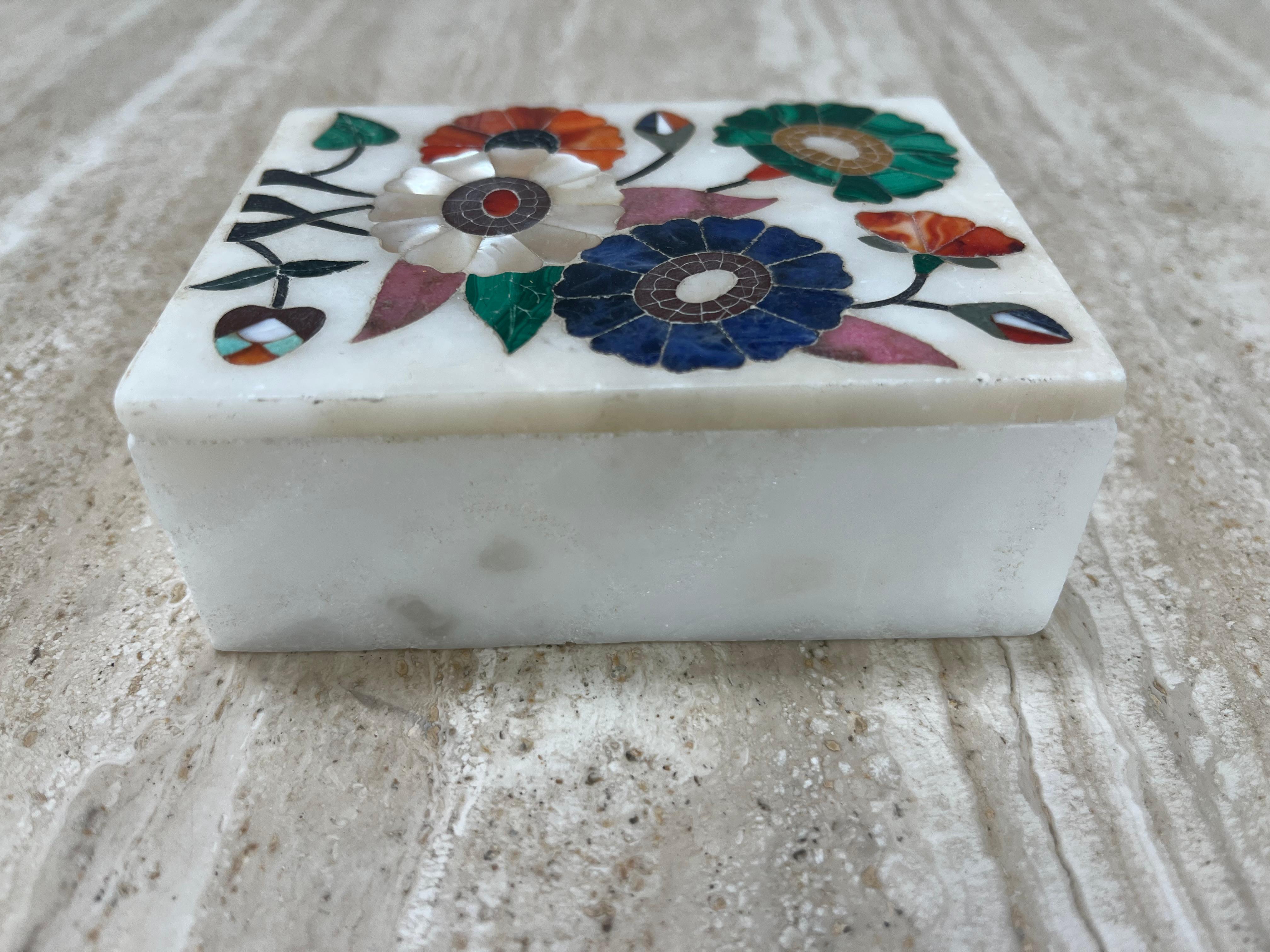 Boîte Pietra Dura en marbre blanc avec incrustation de pierres fleuries : malachite, lapis-lazuli Bon état - En vente à BELFORT, FR