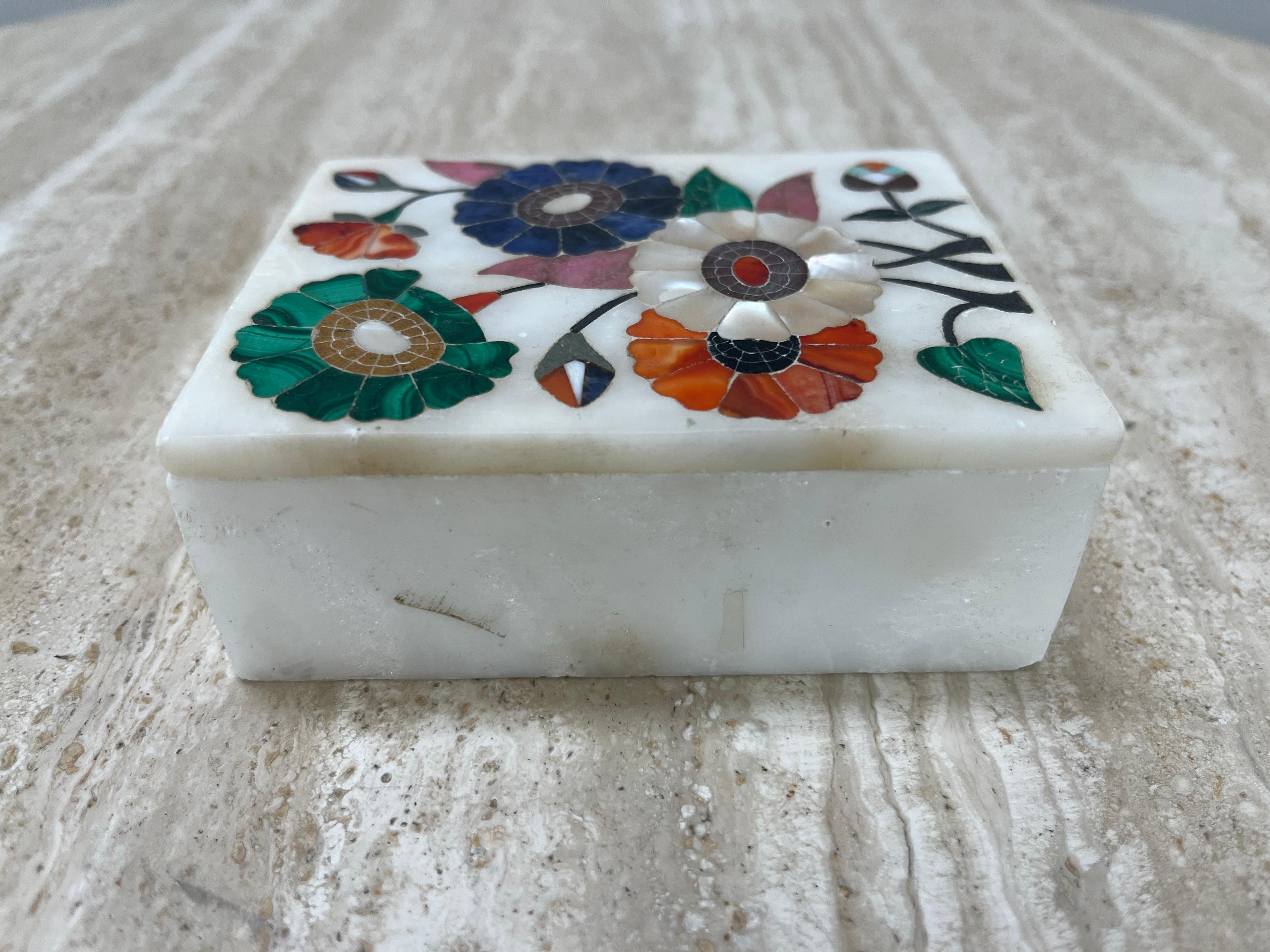 Cornaline Boîte Pietra Dura en marbre blanc avec incrustation de pierres fleuries : malachite, lapis-lazuli en vente
