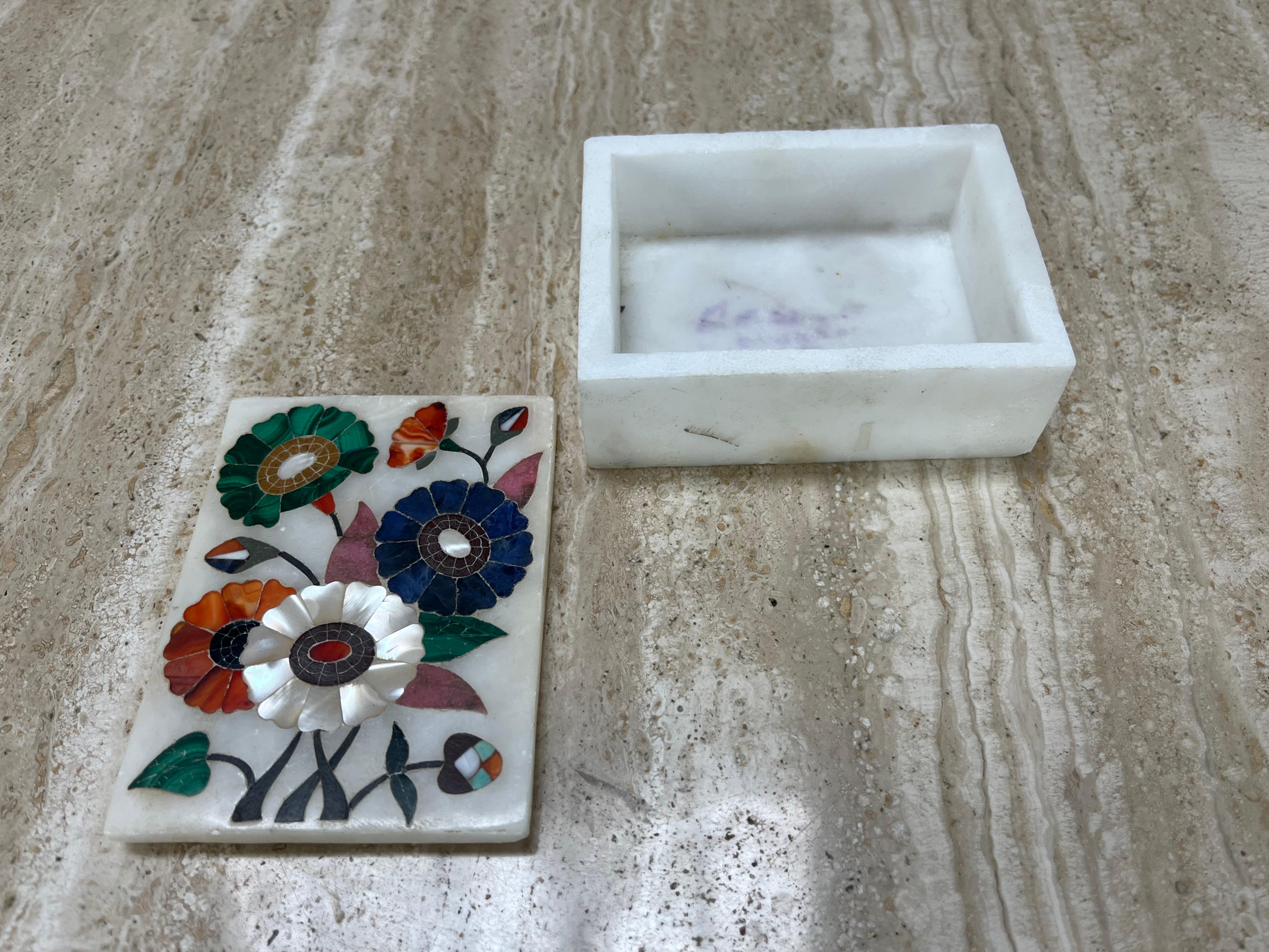 Boîte Pietra Dura en marbre blanc avec incrustation de pierres fleuries : malachite, lapis-lazuli en vente 1