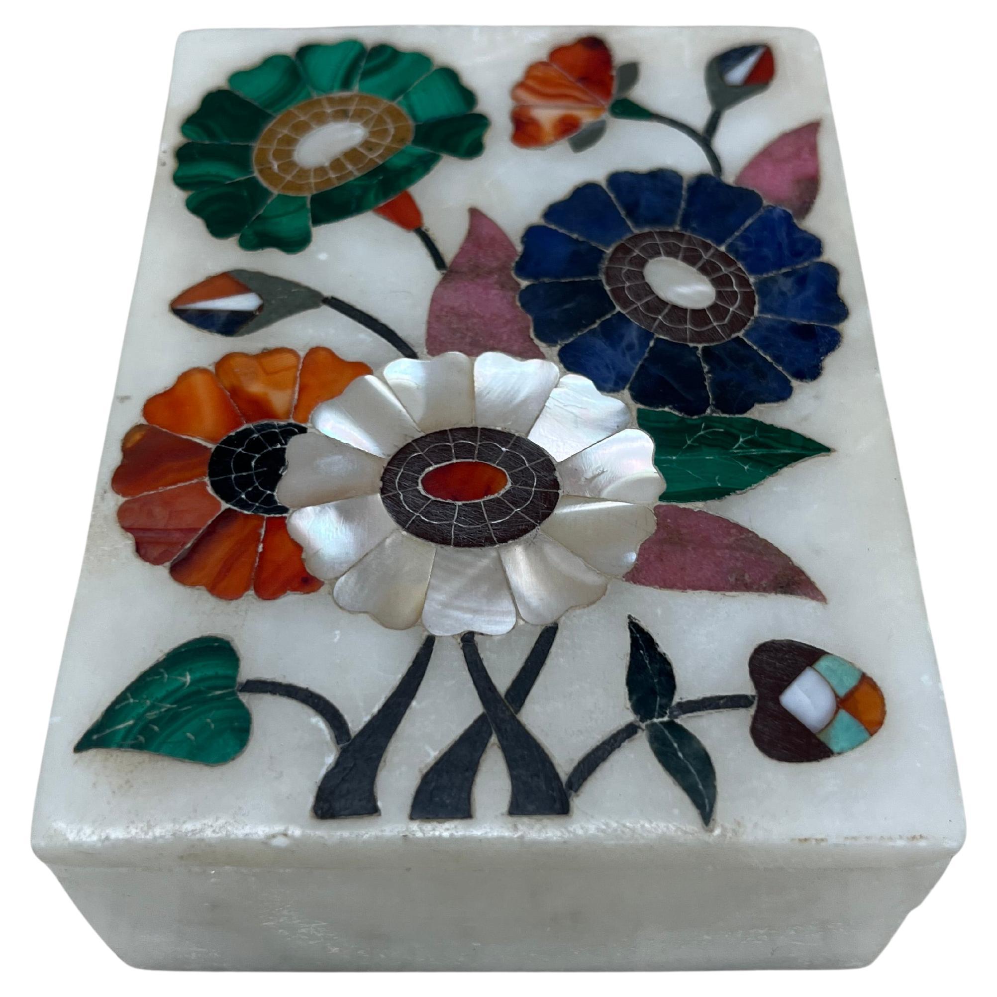 Pietra Dura Weißer Marmorkasten aus weißem Marmor mit Blumensteinintarsien: Malachit, Lapislazuli