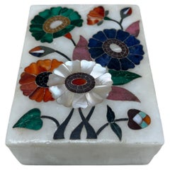 Boîte Pietra Dura en marbre blanc avec incrustation de pierres fleuries : malachite, lapis-lazuli