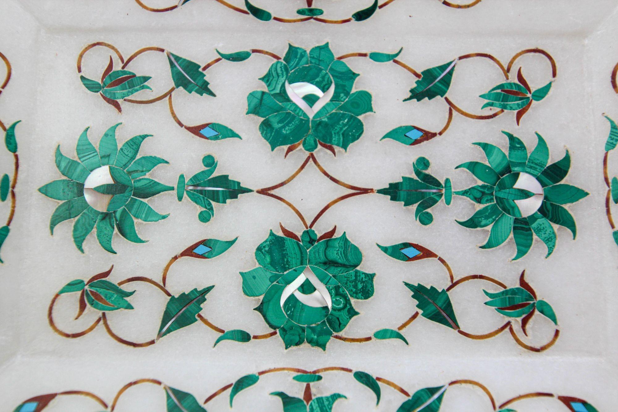 Plat en marbre blanc incrusté Pietra Dura, fabriqué à la main à Agra, Inde, 1950 en vente 4