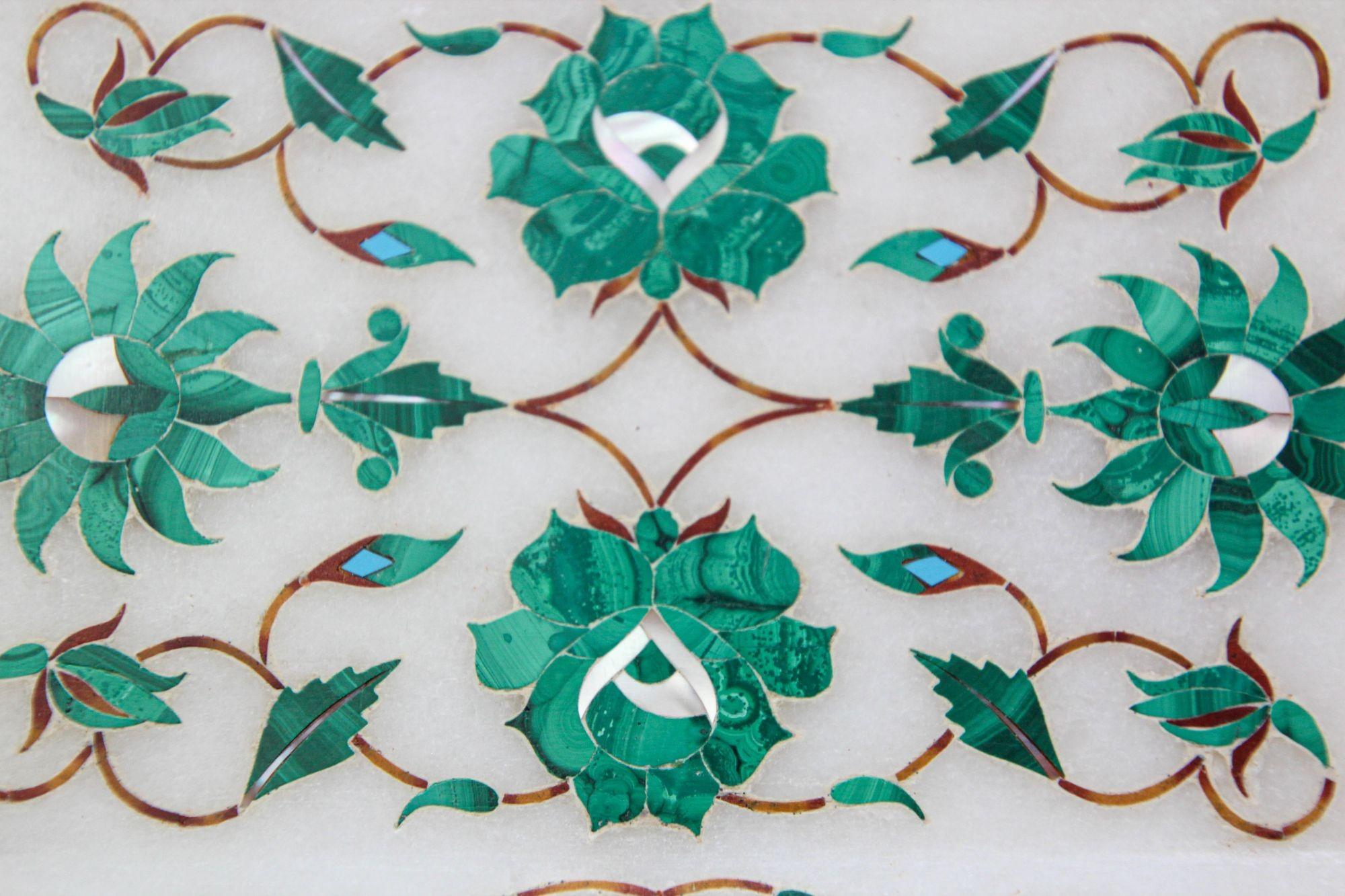 Plat en marbre blanc incrusté Pietra Dura, fabriqué à la main à Agra, Inde, 1950 en vente 5