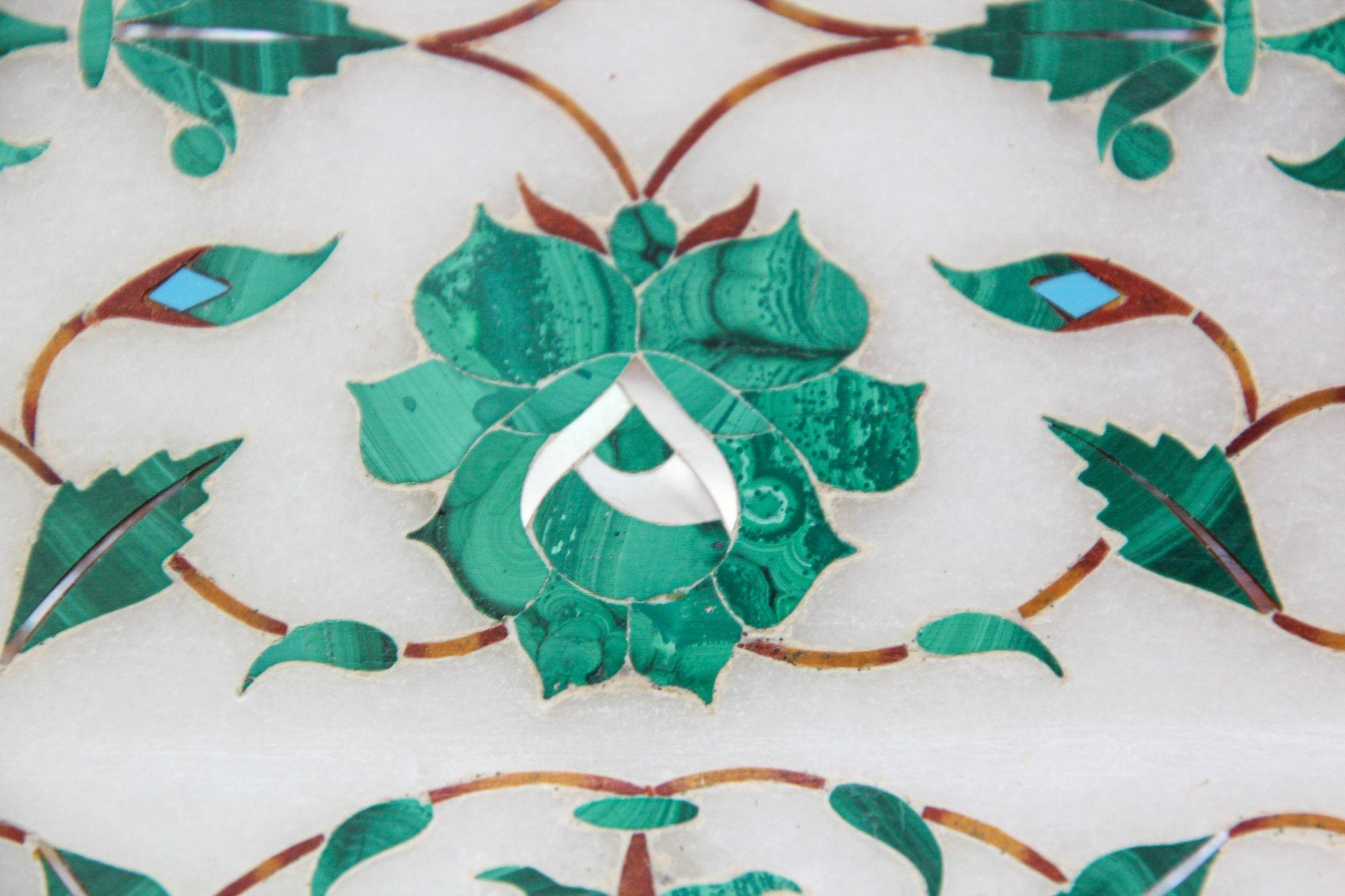 Plat en marbre blanc incrusté Pietra Dura, fabriqué à la main à Agra, Inde, 1950 en vente 7