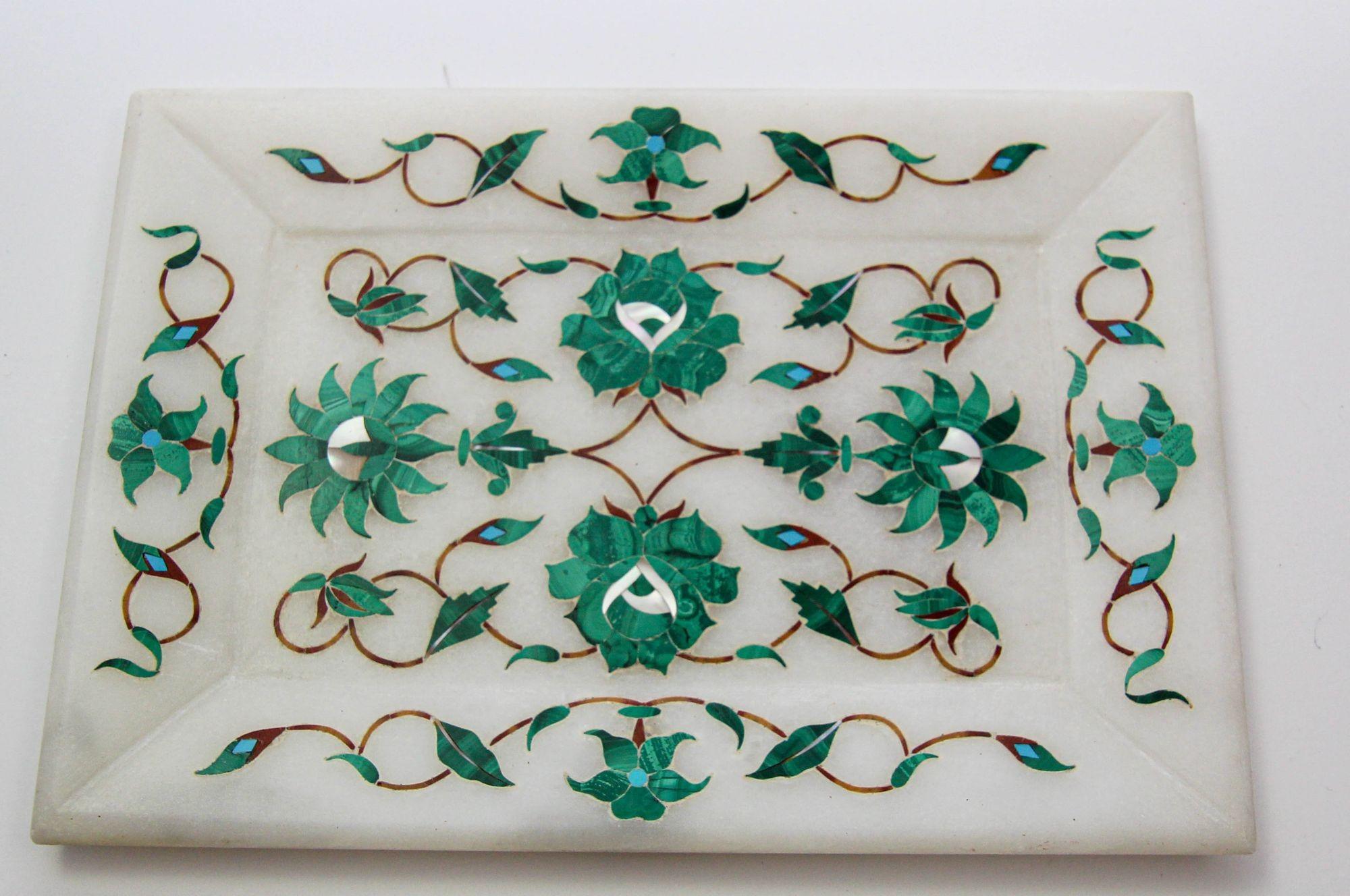 Plat en mosaïque incrustée de marbre Pietra Dura fabriqué à la main à Agra, en Inde, présentant des motifs floraux de style moghol en marbre blanc, méticuleusement travaillés au Rajasthan.
Cette pièce classique des années 1950 présente des motifs