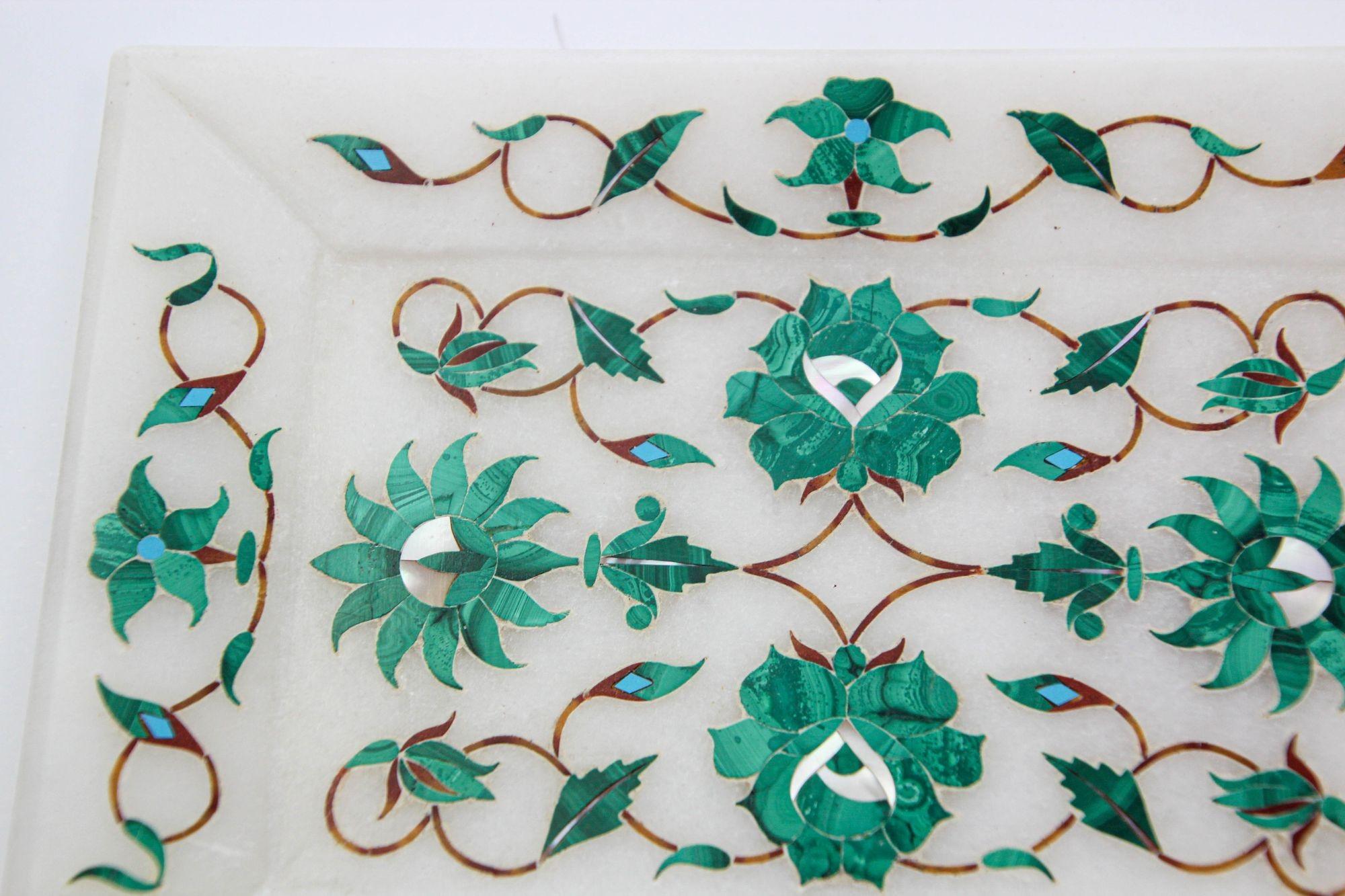 Sculpté à la main Plat en marbre blanc incrusté Pietra Dura, fabriqué à la main à Agra, Inde, 1950 en vente