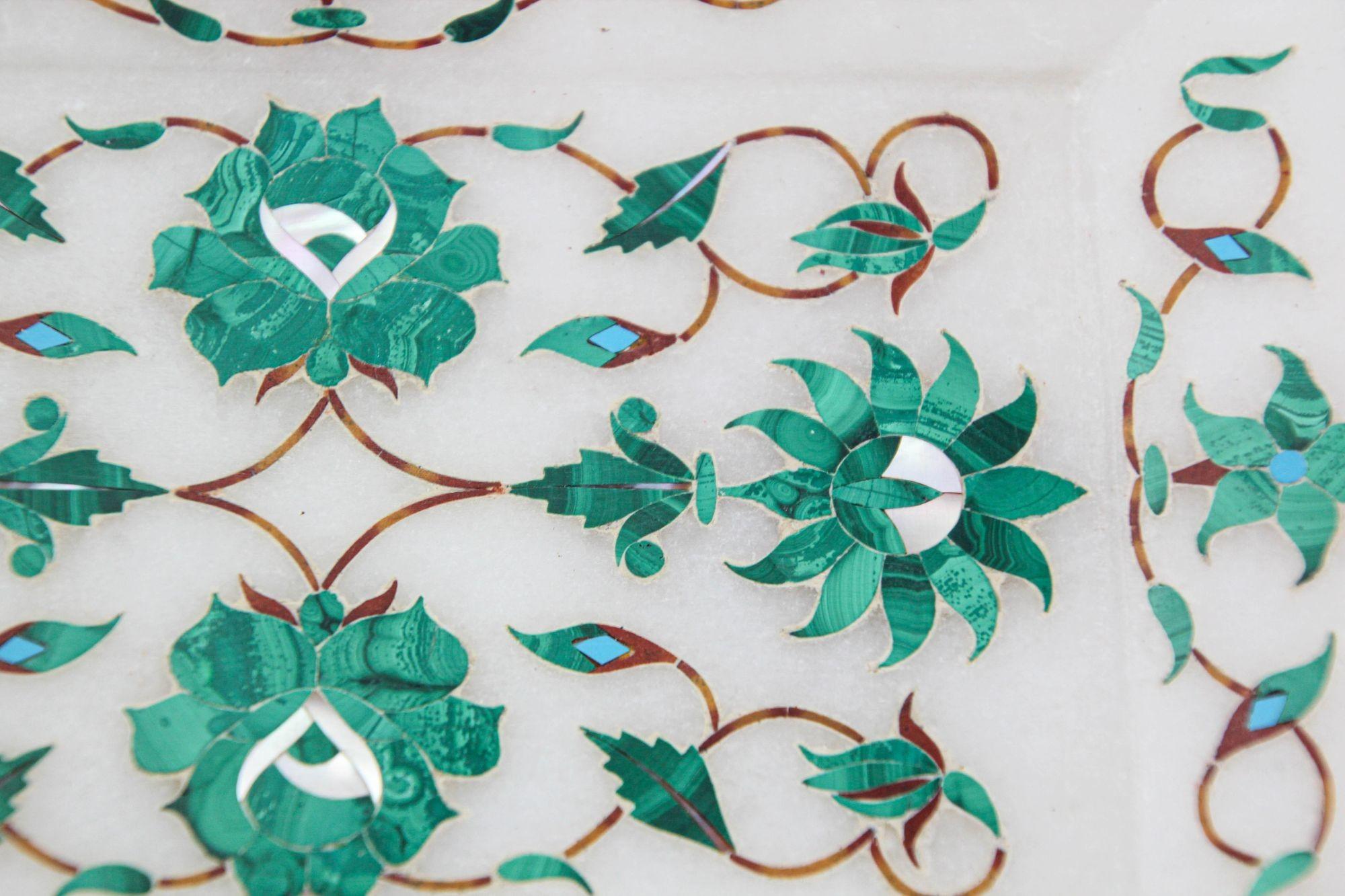 20ième siècle Plat en marbre blanc incrusté Pietra Dura, fabriqué à la main à Agra, Inde, 1950 en vente