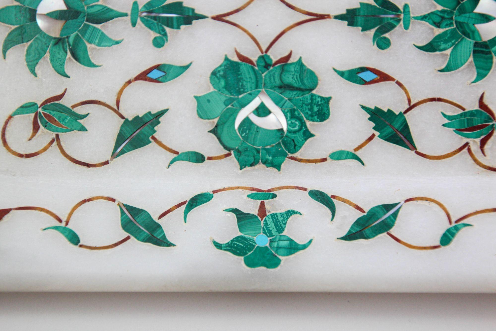 Marbre Plat en marbre blanc incrusté Pietra Dura, fabriqué à la main à Agra, Inde, 1950 en vente