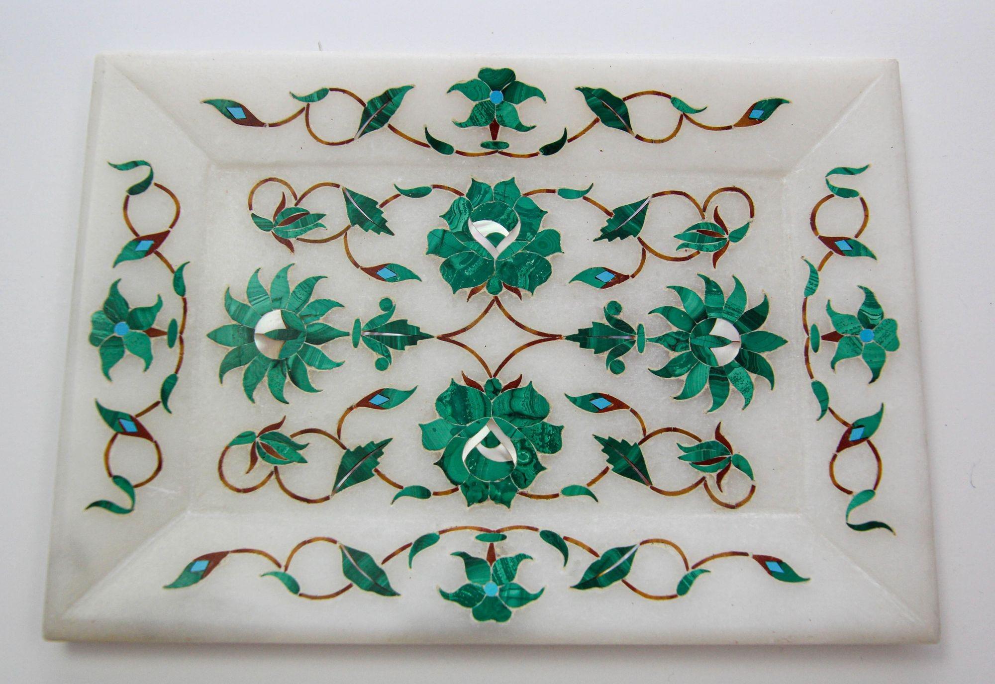 Plat en marbre blanc incrusté Pietra Dura, fabriqué à la main à Agra, Inde, 1950 en vente 2