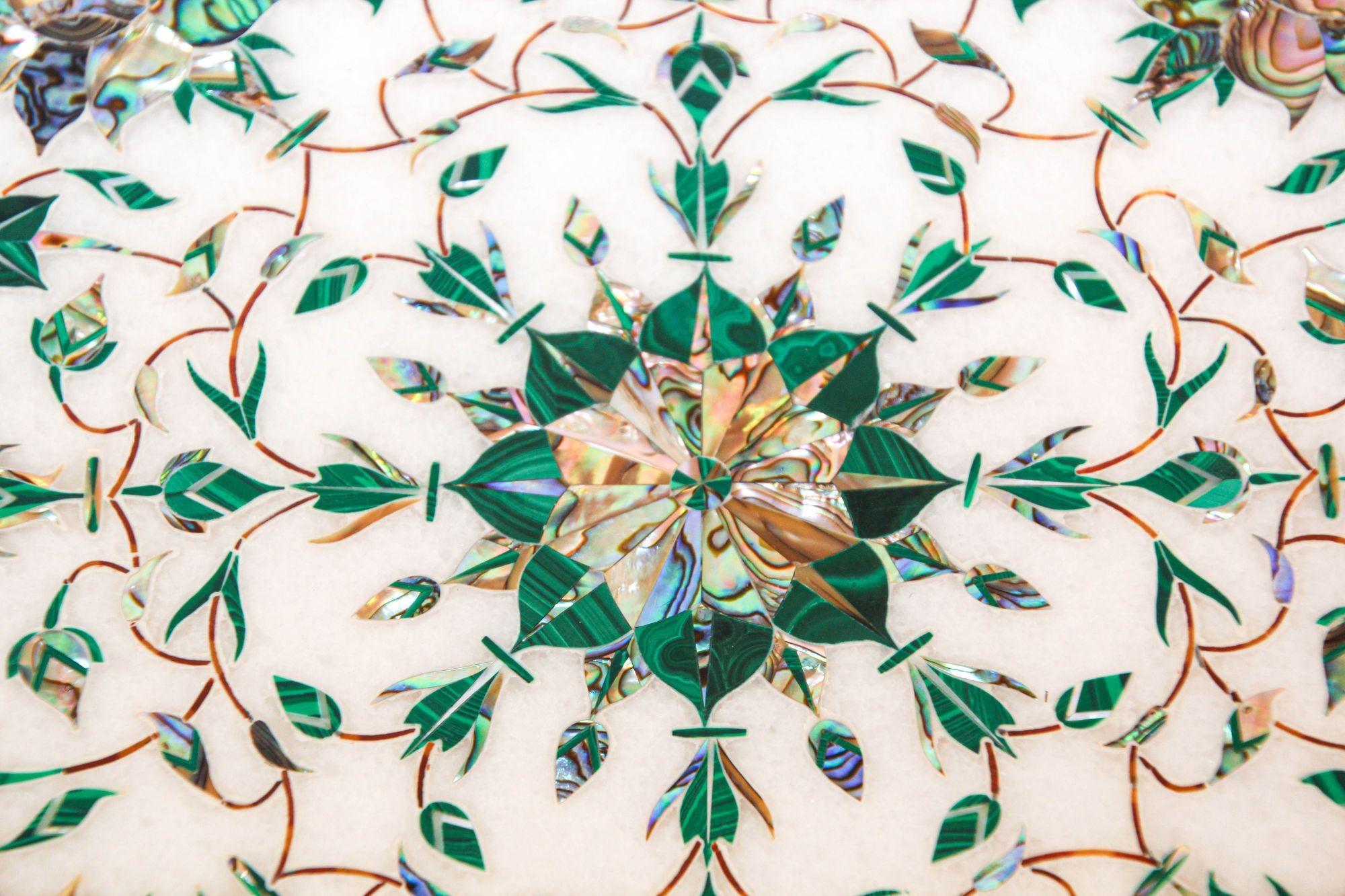 Sculpté à la main Pietra Dura White Mosaic Octagonal Inlaid Marble Top Handcrafted Agra India 1980 en vente