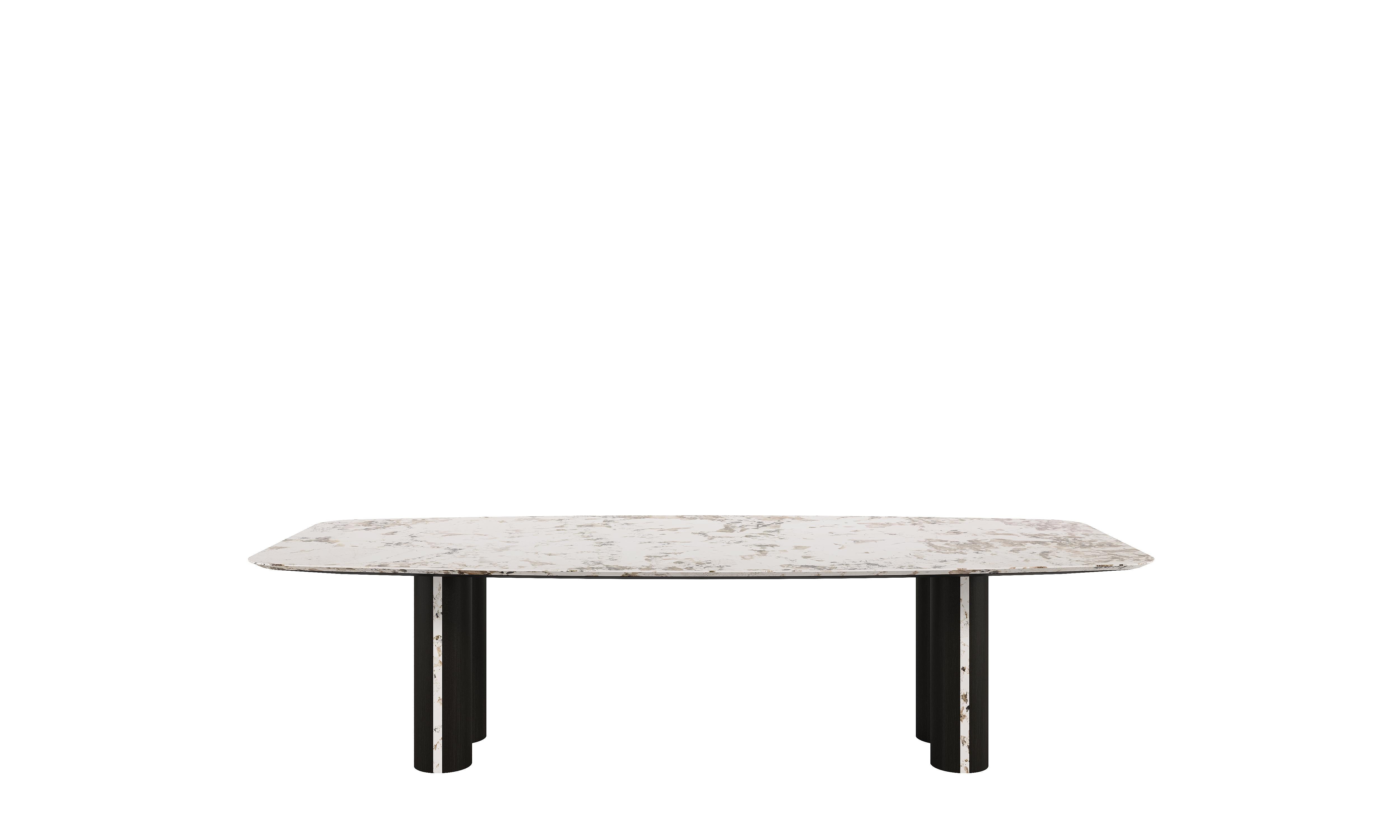 La table de salle à manger PIETRA est une pièce sophistiquée qui associe des matériaux naturels à un design épuré. Son plateau, façonné en pierre naturelle, présente des angles arrondis pour une silhouette plus douce. Chacun des quatre pieds