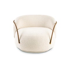 "Pietra" geschwungener Sessel mit Lederarmlehnen, gepolstert mit Bouclé-Stoff