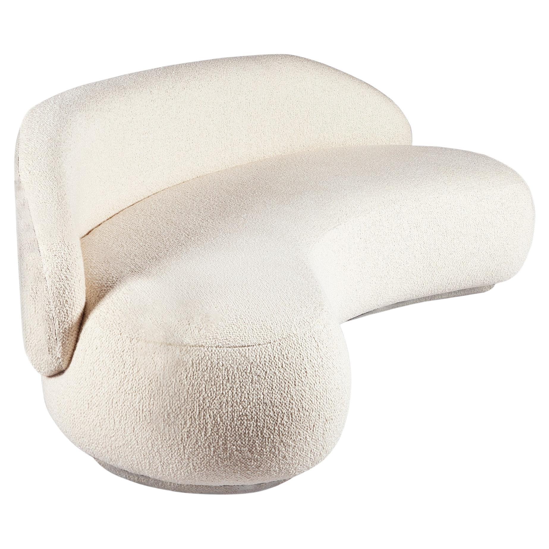 The inspiration for the design features comes from the Italian name Pietra: The translation Stone, an element of organic nature that brings a feeling of biophilia and well-being to the applied environments.
The Pietra couch is designed with pure,