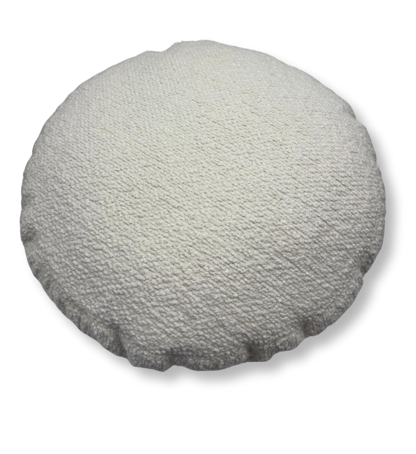 Per un maggiore comfort di seduta e per sostenere la schiena, ti offriamo il cuscino Pietra, che si abbina perfettamente al design organico delle linee curve della stessa collezione.

Il cuscino Pietra Round è progettato con forme organiche.