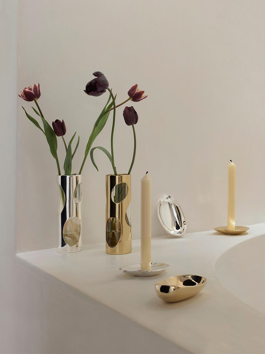 Evocando l'architettura organica delle coste australiane, il vaso Pietra Silver presenta estrazioni modellate da forme fuse a mano. Un recipiente innovativo che unisce natura e artigianato: i ritagli che fanno capolino incorporano nel design sprazzi