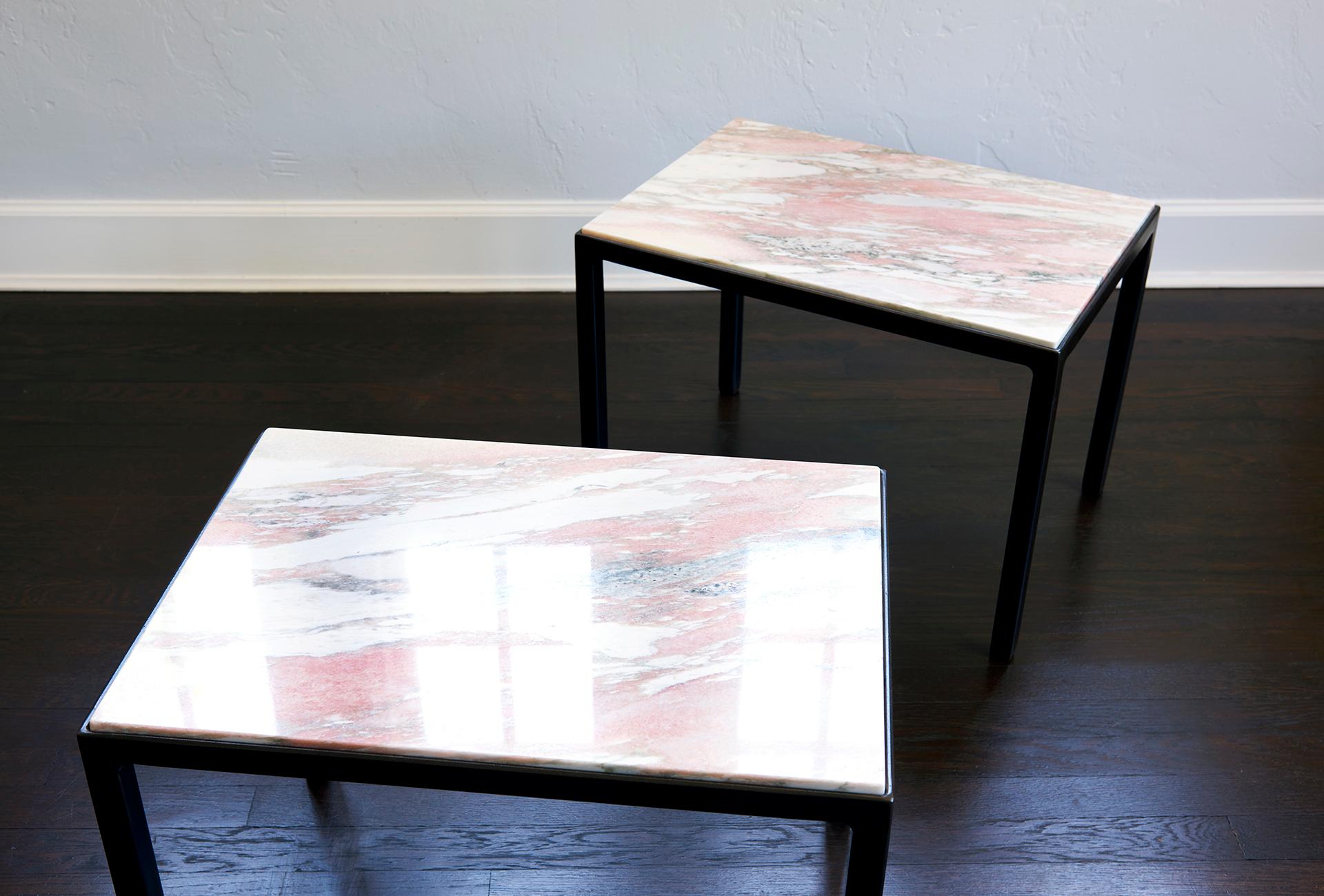 Shizen Studio präsentiert die Pietra Tables, entworfen von India Foster. Diese Tische werden aus wiedergewonnenem Marmor und recyceltem Stahl hergestellt. Die polierte Steinplatte ist mit Kork unterlegt und steht auf einem geschwärzten Stahlrahmen.