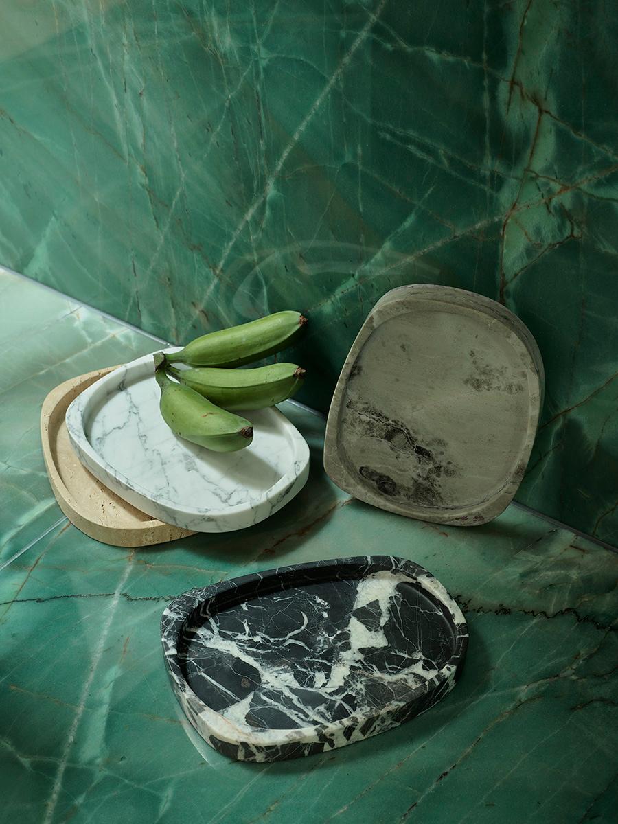 Tallada en uno de los cuatro tipos de mármol auténtico, la Bandeja Pietra presenta una lúdica fusión de materiales clásicos y diseño moderno. Con una sutil asimetría y forma libre, esta bandeja decorativa se convierte en un toque suave y orgánico