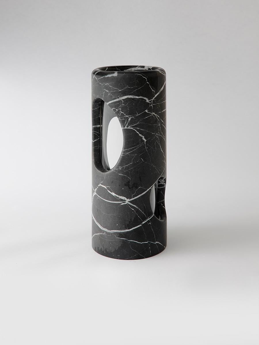 Evocando l'architettura organica delle coste australiane, il vaso Pietra presenta estrazioni modellate da forme fuse a mano. Un recipiente innovativo che unisce natura e artigianato: i ritagli che fanno capolino incorporano nel design sprazzi di
