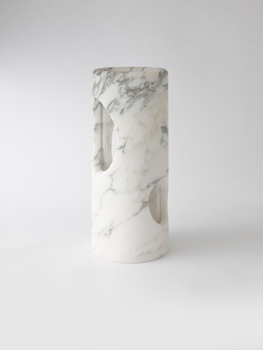 Evocando l'architettura organica delle coste australiane, il vaso Pietra presenta estrazioni modellate da forme fuse a mano. Un recipiente innovativo che unisce natura e artigianato: i ritagli che fanno capolino incorporano nel design sprazzi di