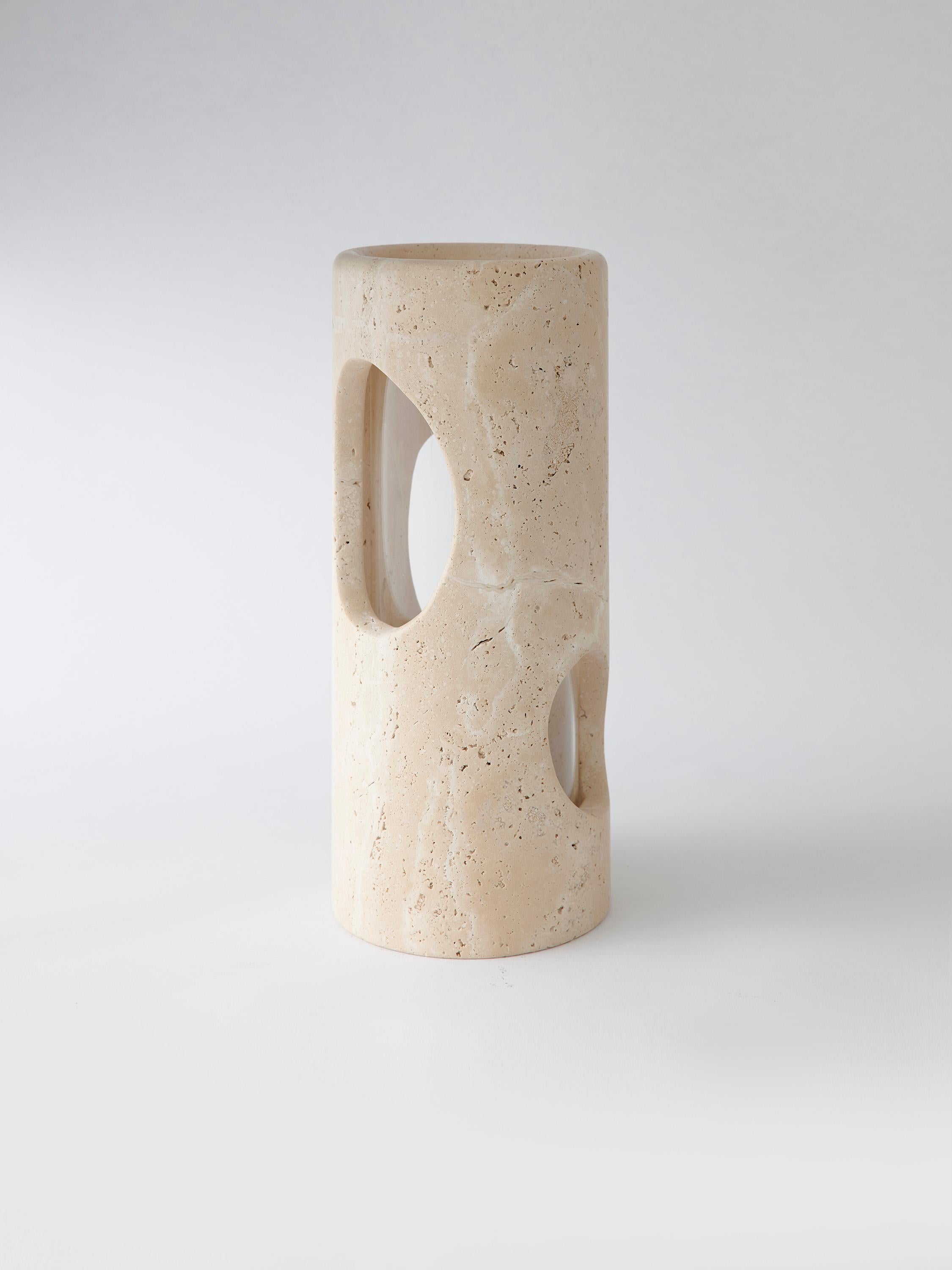 Evocando l'architettura organica delle coste australiane, il vaso Pietra presenta estrazioni modellate da forme fuse a mano. Un recipiente innovativo che unisce natura e artigianato: i ritagli che fanno capolino incorporano nel design sprazzi di