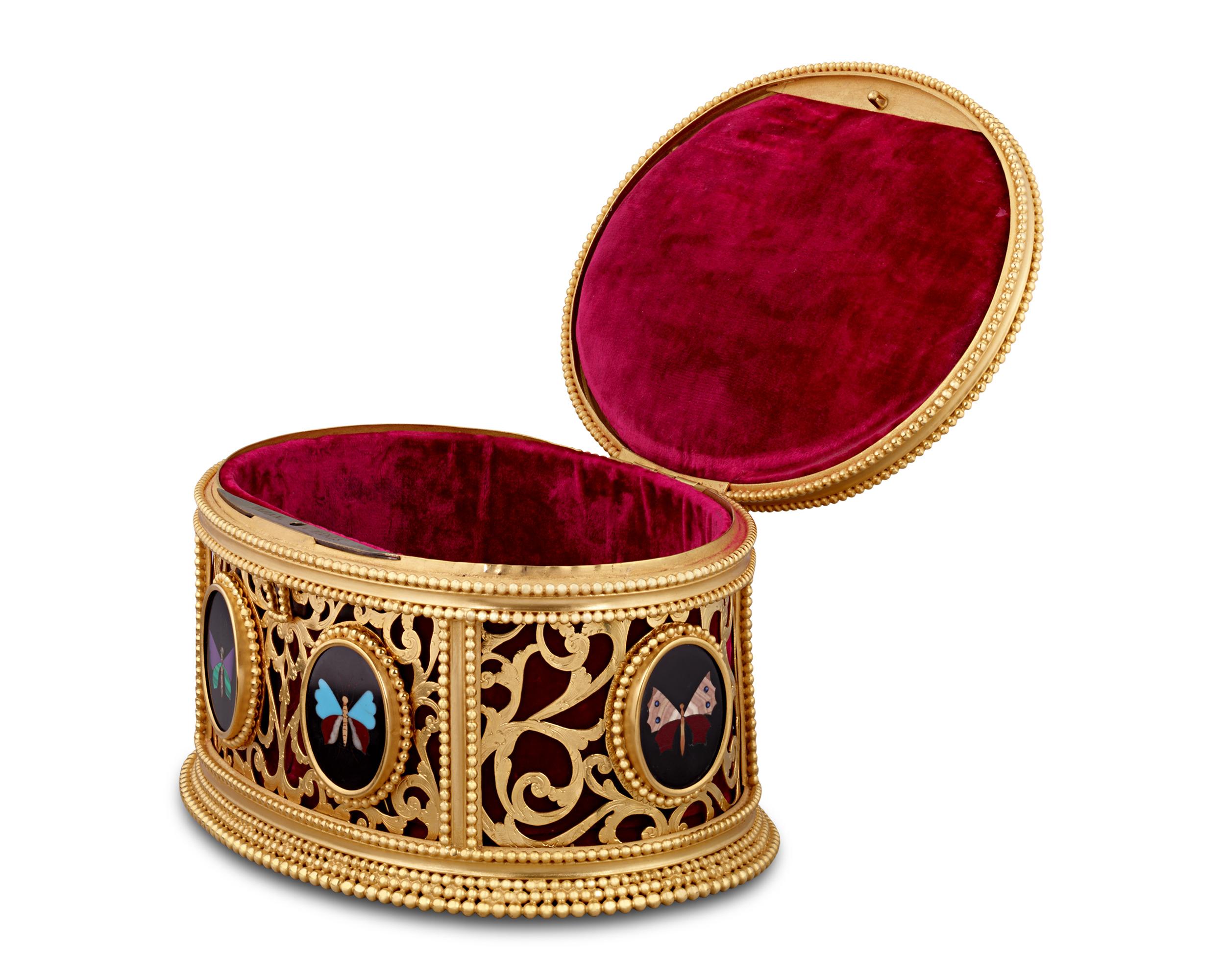 Fabriquée par Jean-Pierre-Alexandre Tahan, l'estimé ébéniste de Napoléon III, cette boîte à bijoux est un exemple remarquable de l'art européen du XIXe siècle. La boîte, façonnée en bronze doré, présente un motif Rocaille caractérisé par des courbes
