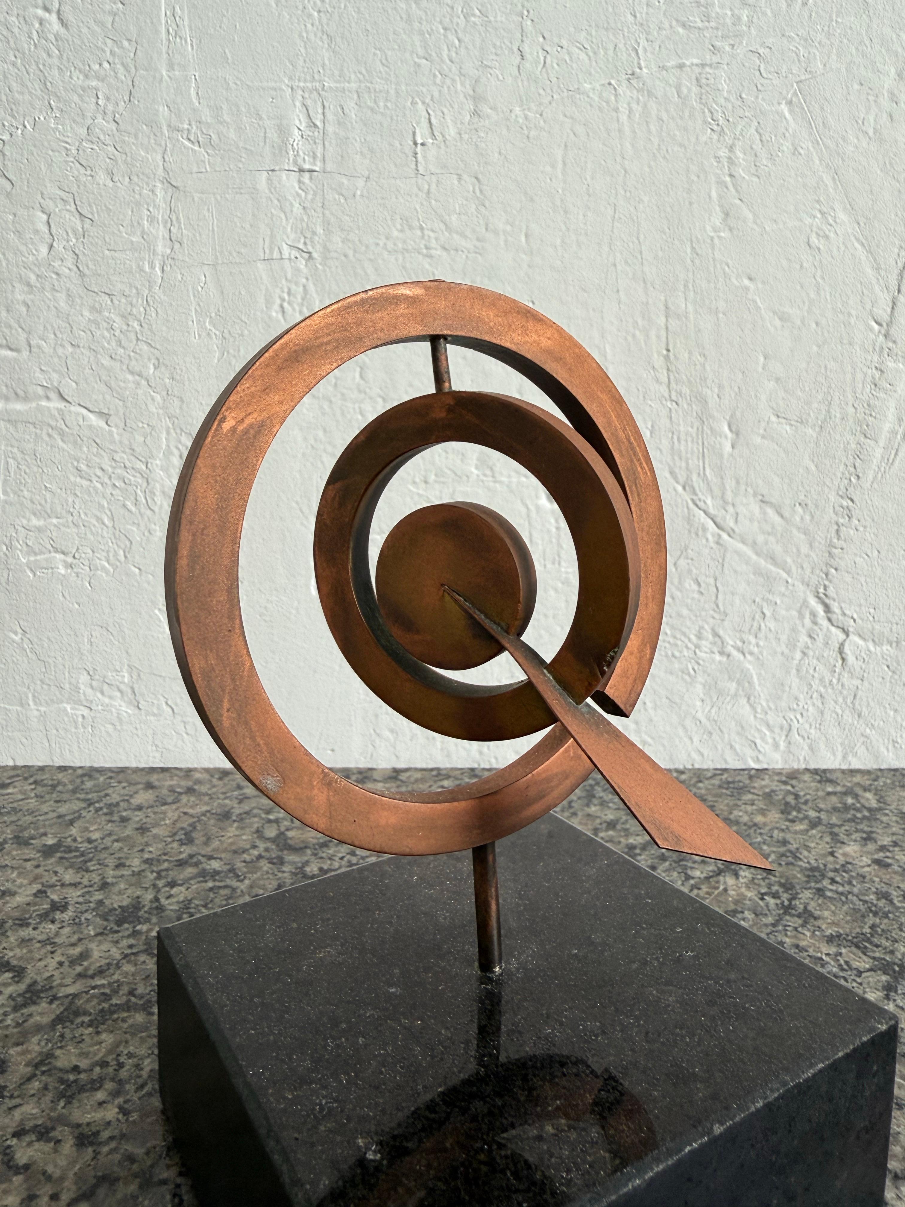 Pietrina Checcacci, brasilianische moderne kinetische Kupferskulptur auf Granitsockel, Pietrina im Angebot 1