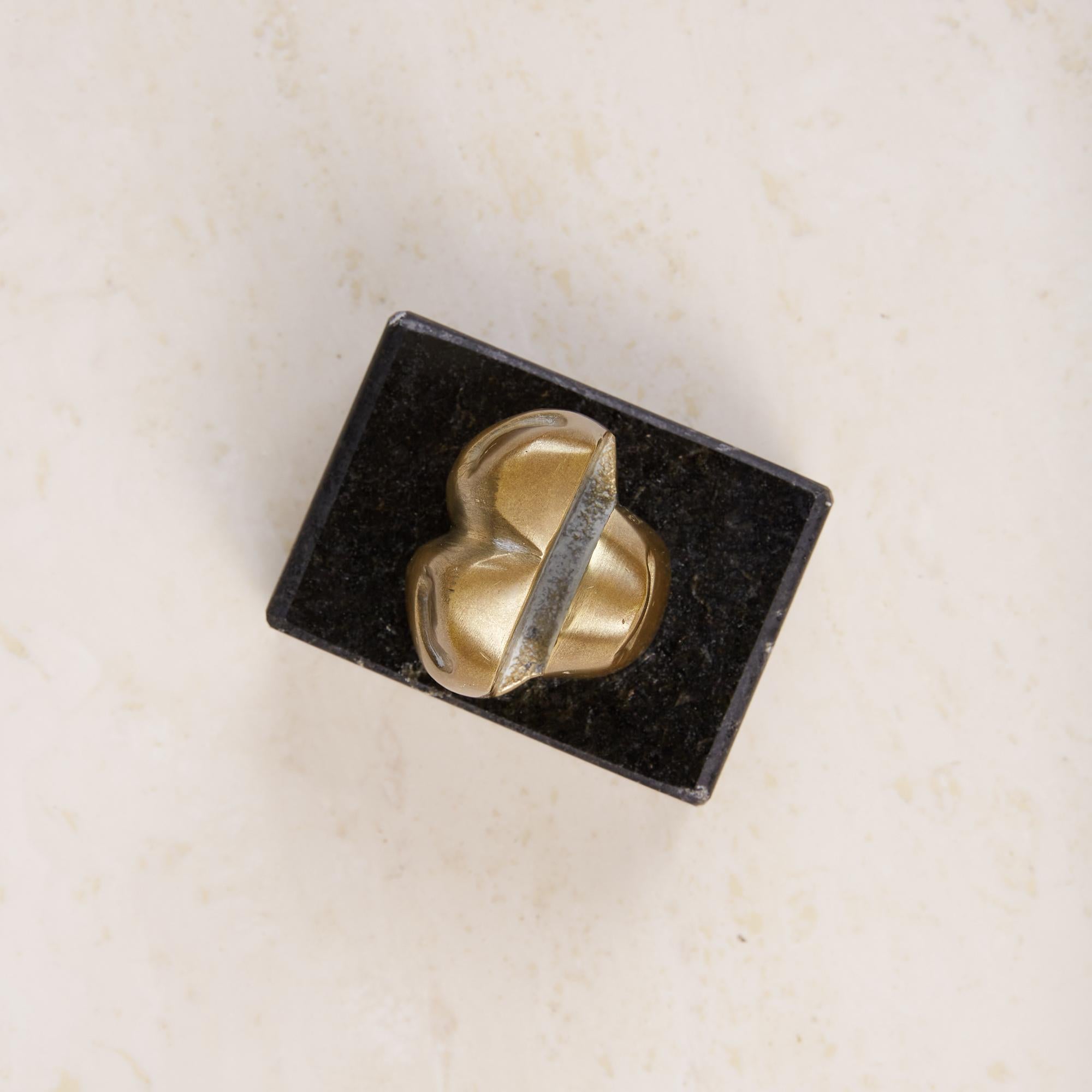 Moulage Porte-lettres Pietrina Checcacci à doigts en bronze moulé avec base en granit en vente