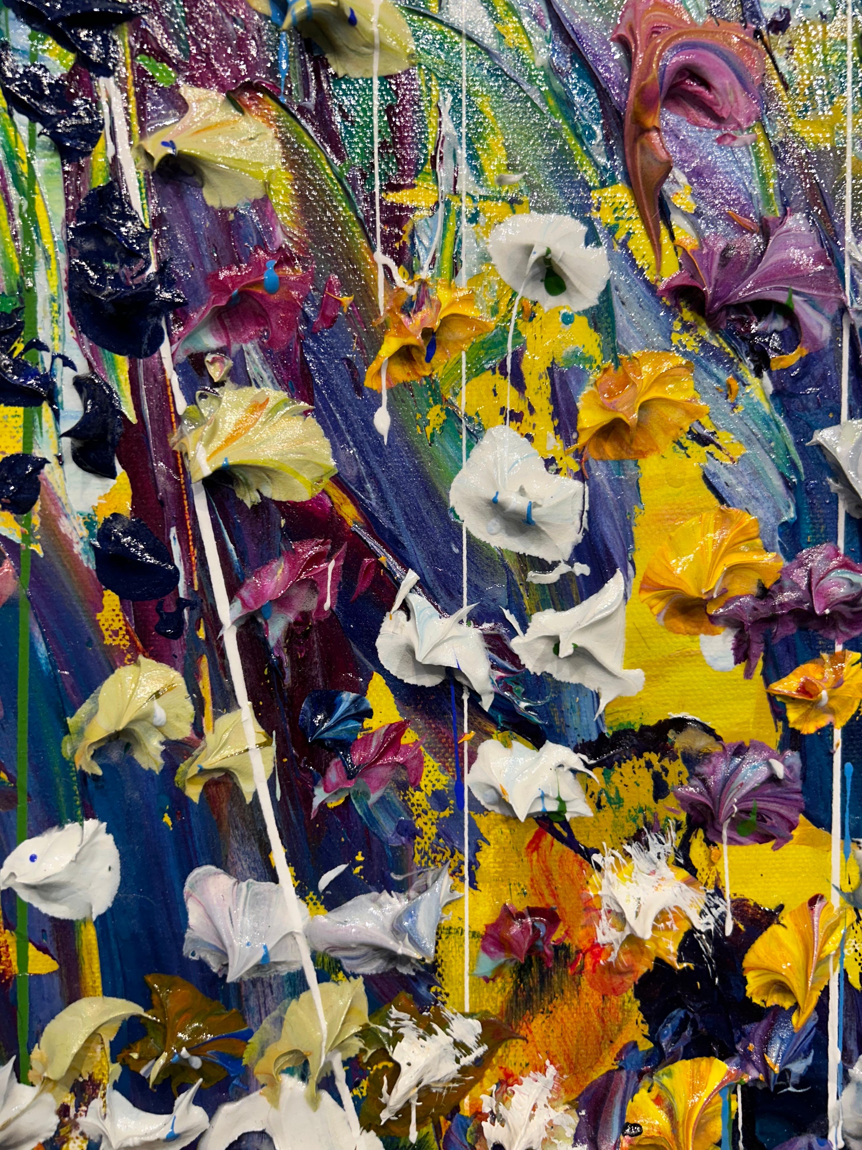 Azules reales y lirios blancos anclan este enérgico paisaje contemporáneo en el que el color salta literalmente del lienzo. La pintura acrílica espesa crea la textura de las flores silvestres a lo largo de la orilla de un estanque, con polvo de