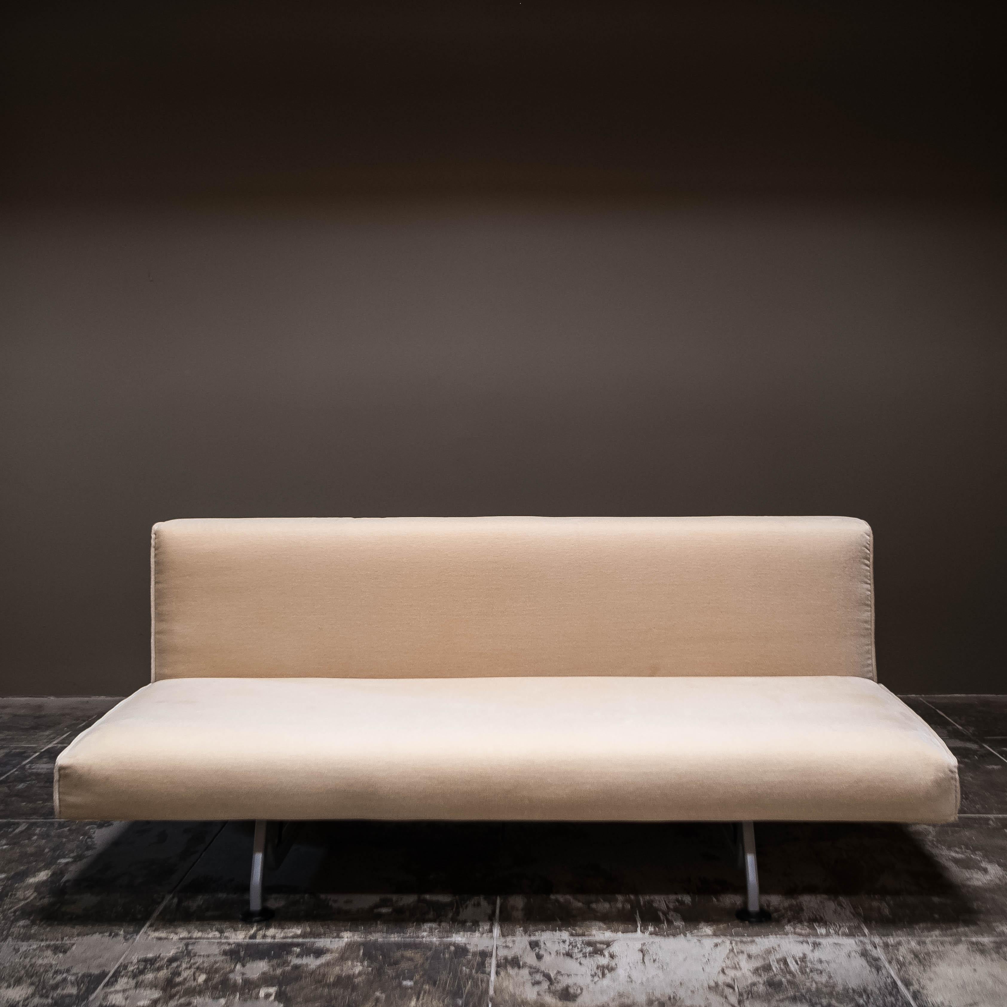 Recién retapizado en mohair amarillo mantequilla, diseño práctico, sofá convertible. Este sofá se transforma en un cómodo sofá-cama bajando el respaldo. La base escultural de aluminio fundido crea una sensación de solidez y arraigo a la pieza, que,
