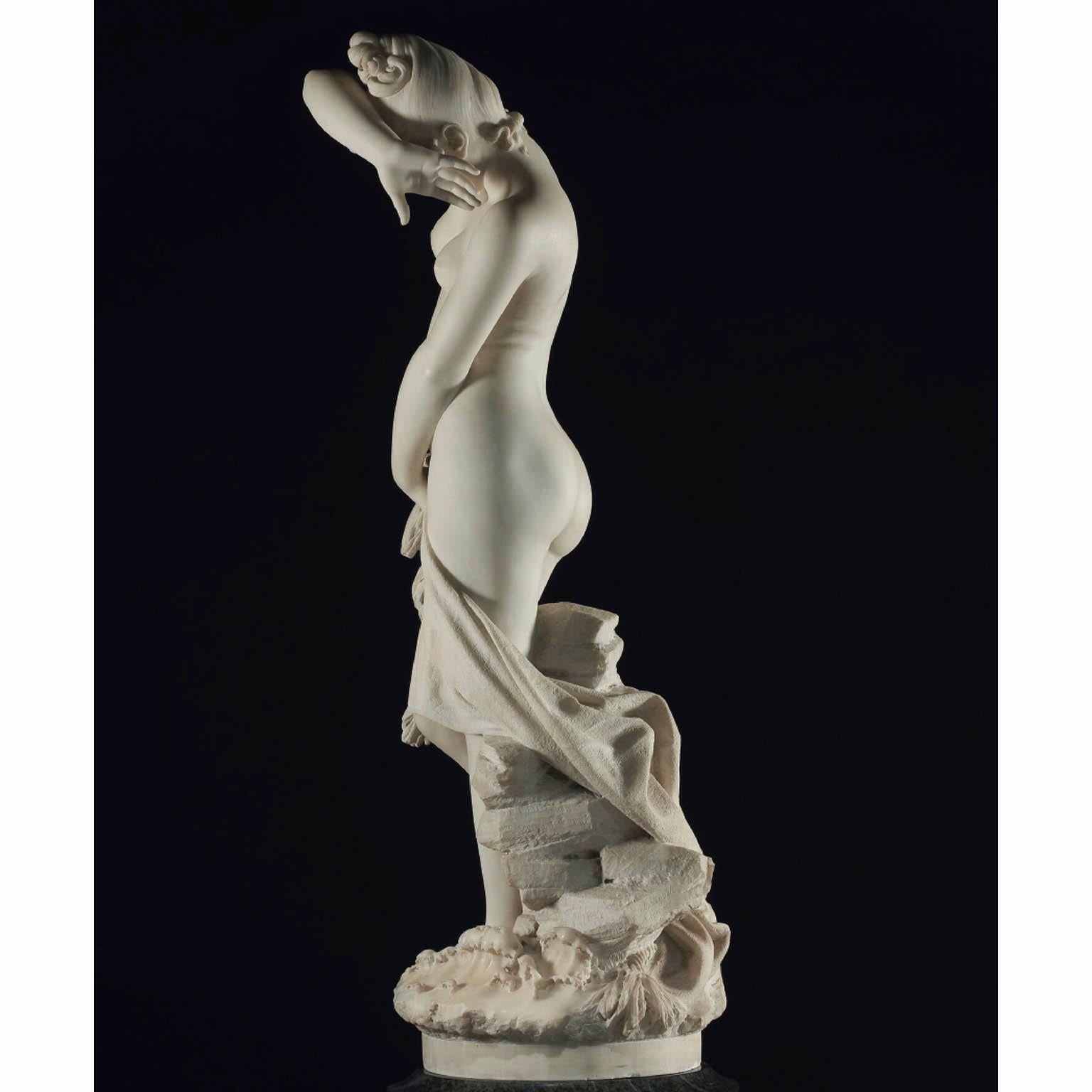Sculpté à la main Pietro Bazzanti une jeune baigneuse semi-nue en marbre sculpté en vente