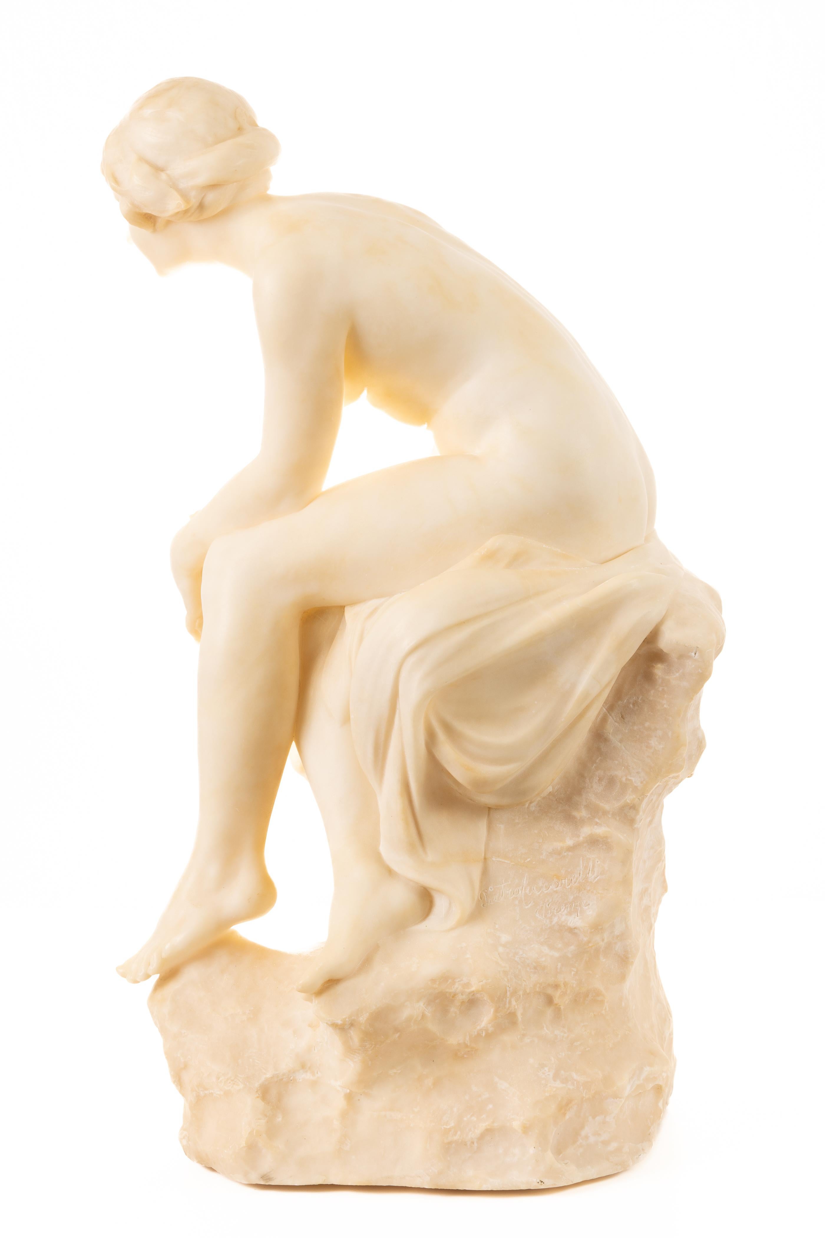 Charmante Alabaster-Skulptur eines jungen Mädchens aus der Zeit um 1900, das nackt auf einem Baumstumpf sitzt. Dieses Werk stammt aus der Zeit, als der Künstler in Italien tätig war. In dieser Zeit war Ceccarellis Werk eher klassisch inspiriert,